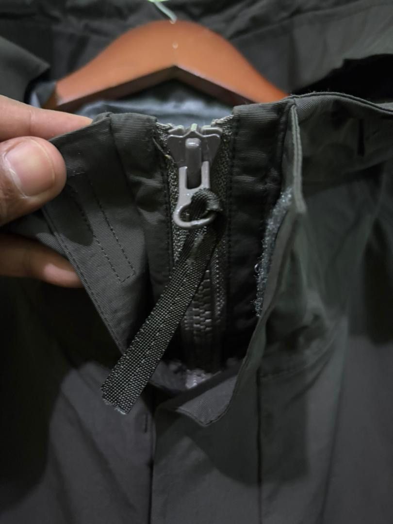 Lemaire Lemaire X Uniqlo Waterproof Jacket Olive Color with Hoodies Size US L / EU 52-54 / 3 - 11 Thumbnail