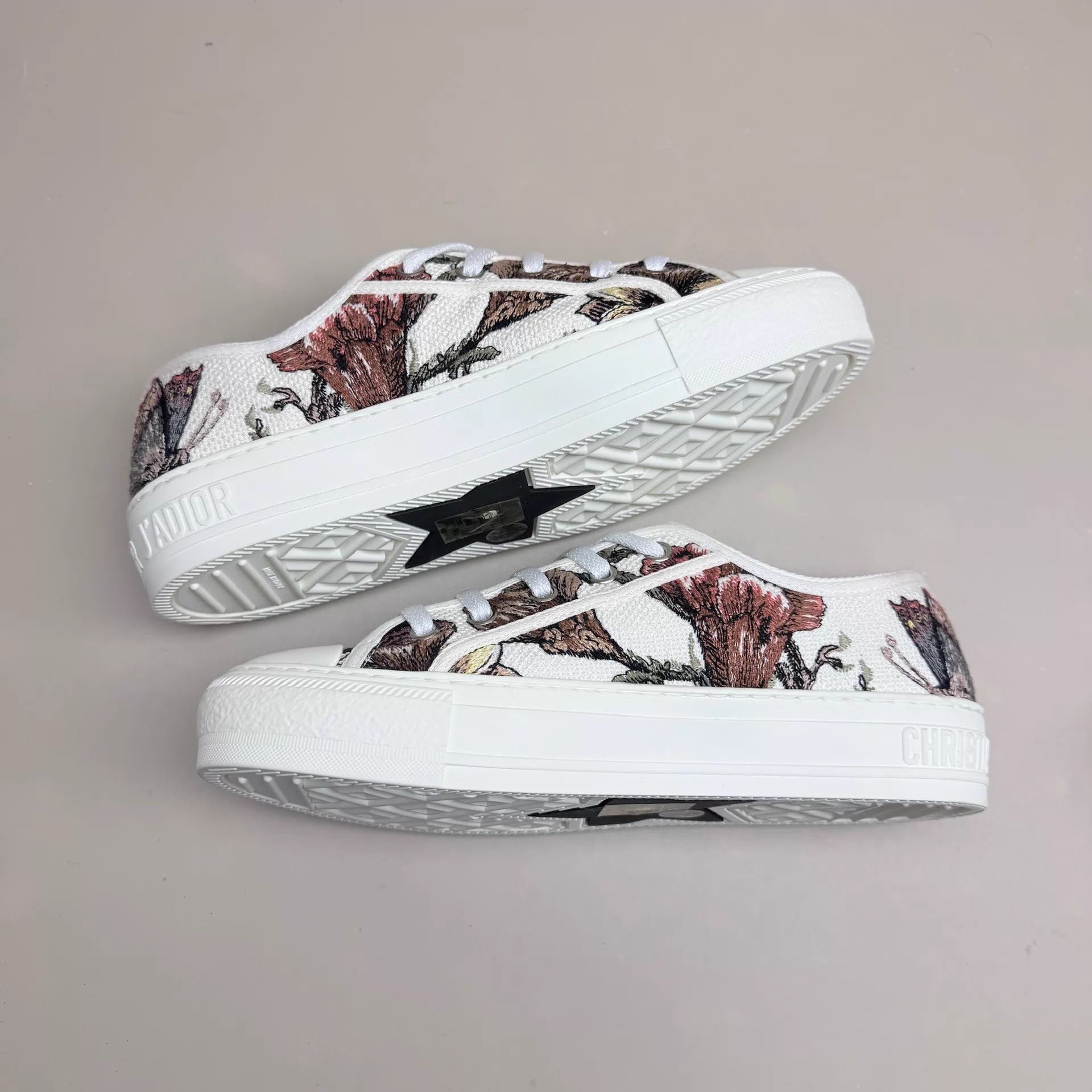 Dior Dior Floral Embroidered Sneaker EU 36.5 - Like New Size US 6 / IT 36 - 5 Thumbnail