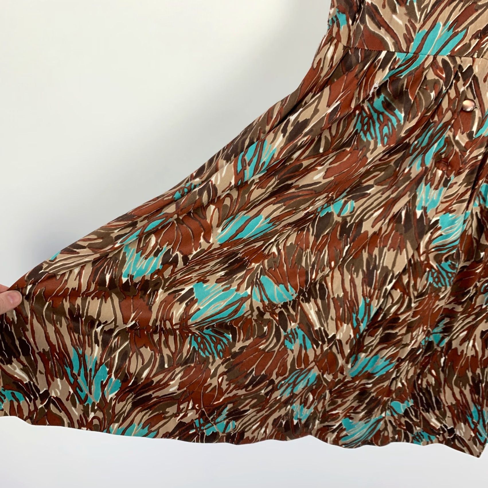 Vintage VINTAGE Shelton Stroller Dress Twee 1950s Empire Waist 40" Chest 41" Shoulder to Hem Brown Floral 20 1/2 Bust Hole Has Hole Men? Size XXS / US 00 / IT 34 - 4 Thumbnail