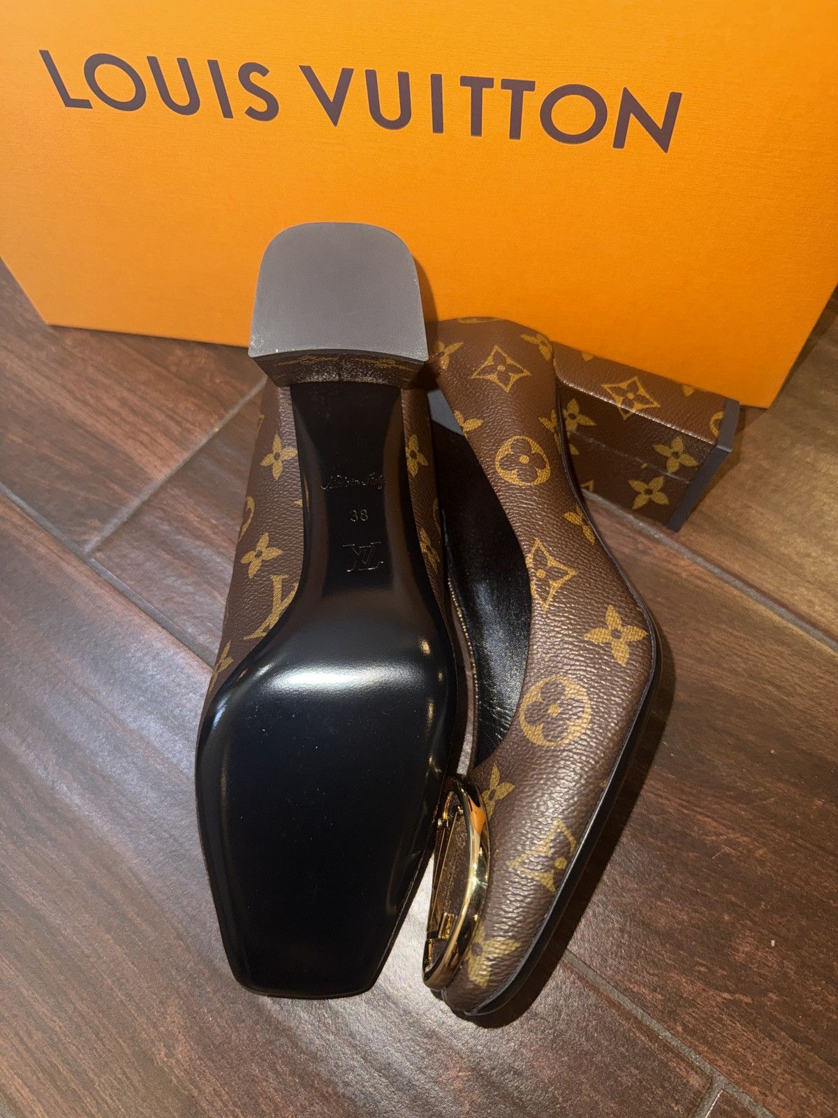 Louis Vuitton Louis Vuitton Monogram Canvas Pumps w/ Gold LV Medallion Size US 7 / IT 37 - 4 Thumbnail