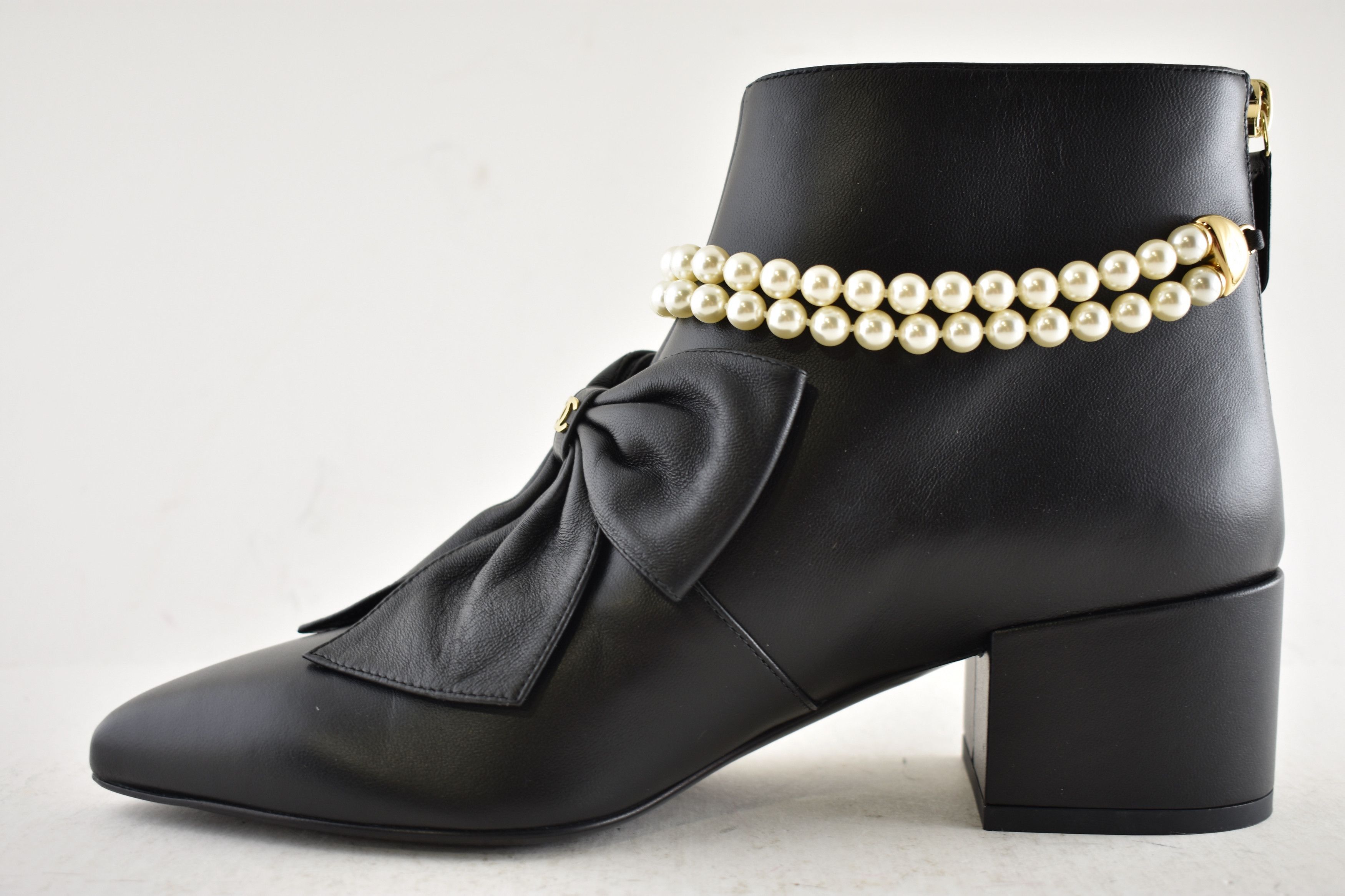 Chanel Chanel 24A Pearl CC Bow Pointed Short Ankle Heel Boots 38 Size US 8 / IT 38 - 18 Thumbnail