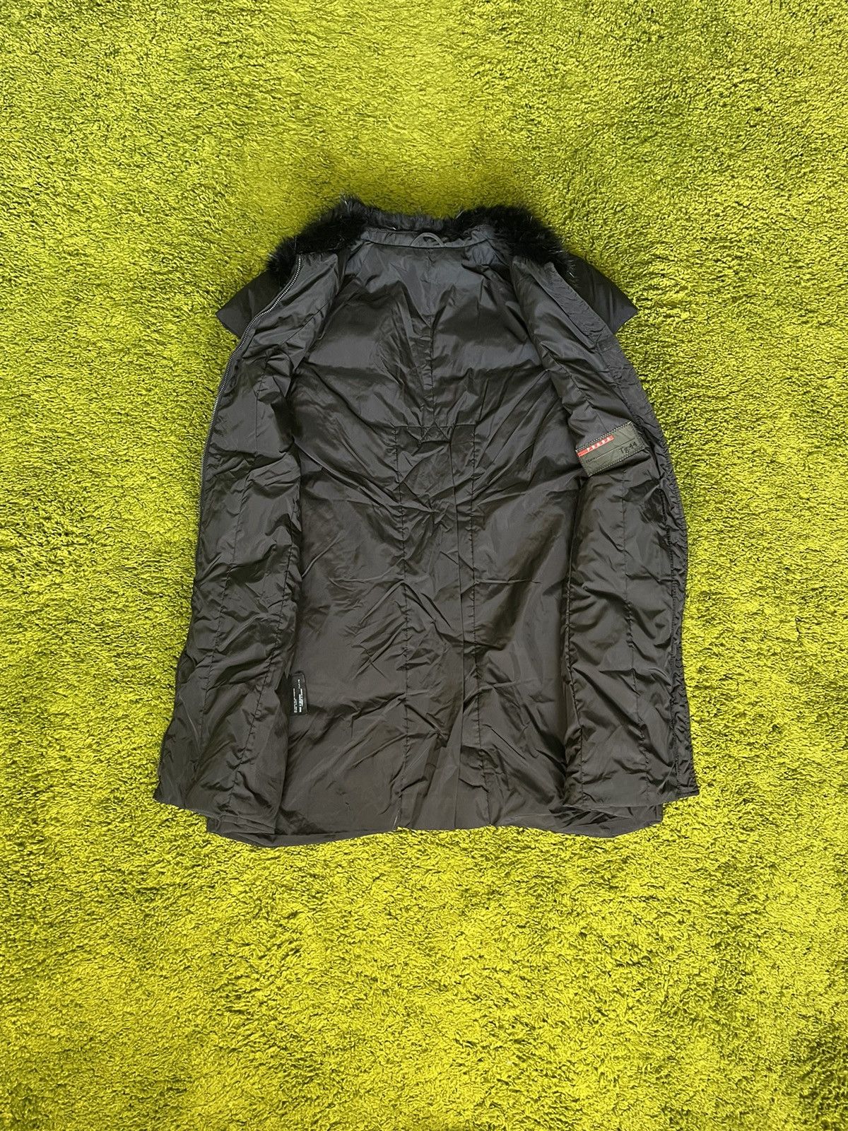 Prada Prada avant Garde down puffer vest with fur collar Size M / US 6-8 / IT 42-44 - 2 Thumbnail