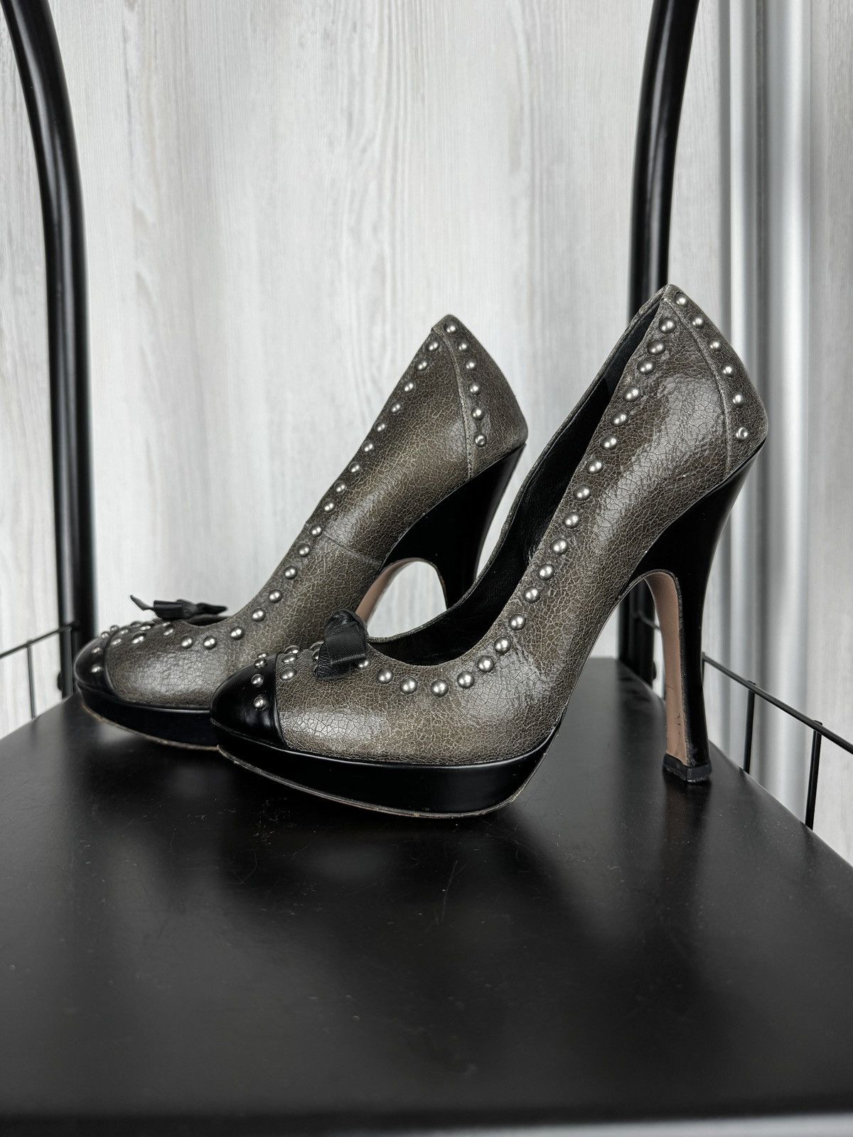 Prada Prada Grey/Black Studded Textured Leather Bow Pumps Sz 34.5 Size US 4.5 / IT 34.5 - 9 Thumbnail