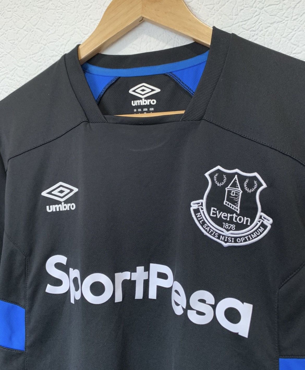 Umbro EVERTON UMBRO BLACK TRAINING JERSEY SOCCER FOOTBALL Size US L / EU 52-54 / 3 - 2 Thumbnail