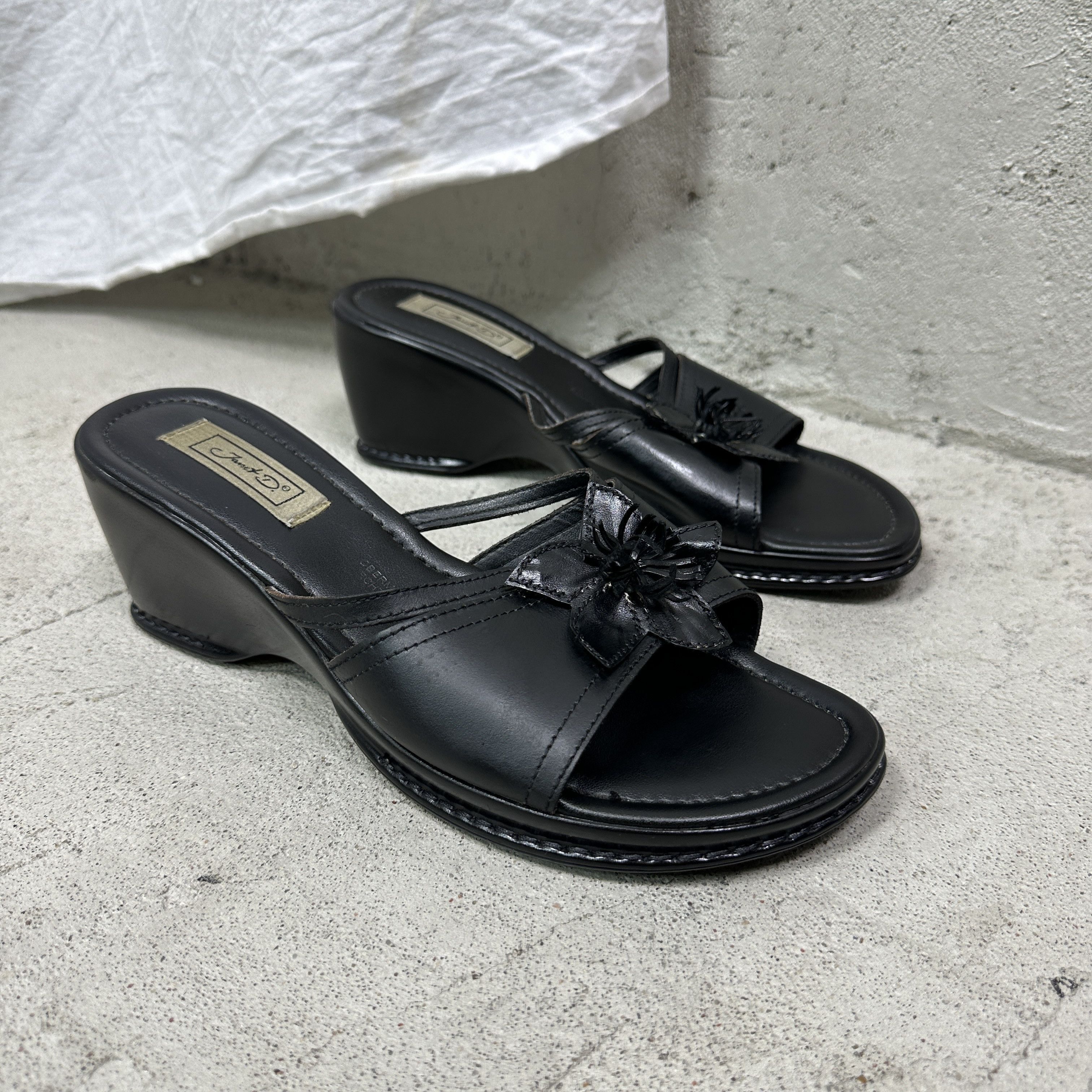 Vintage Vintage Avant Garde Leather Flower Flip Flops Y2K Size US 11 / IT 41 - 2 Thumbnail