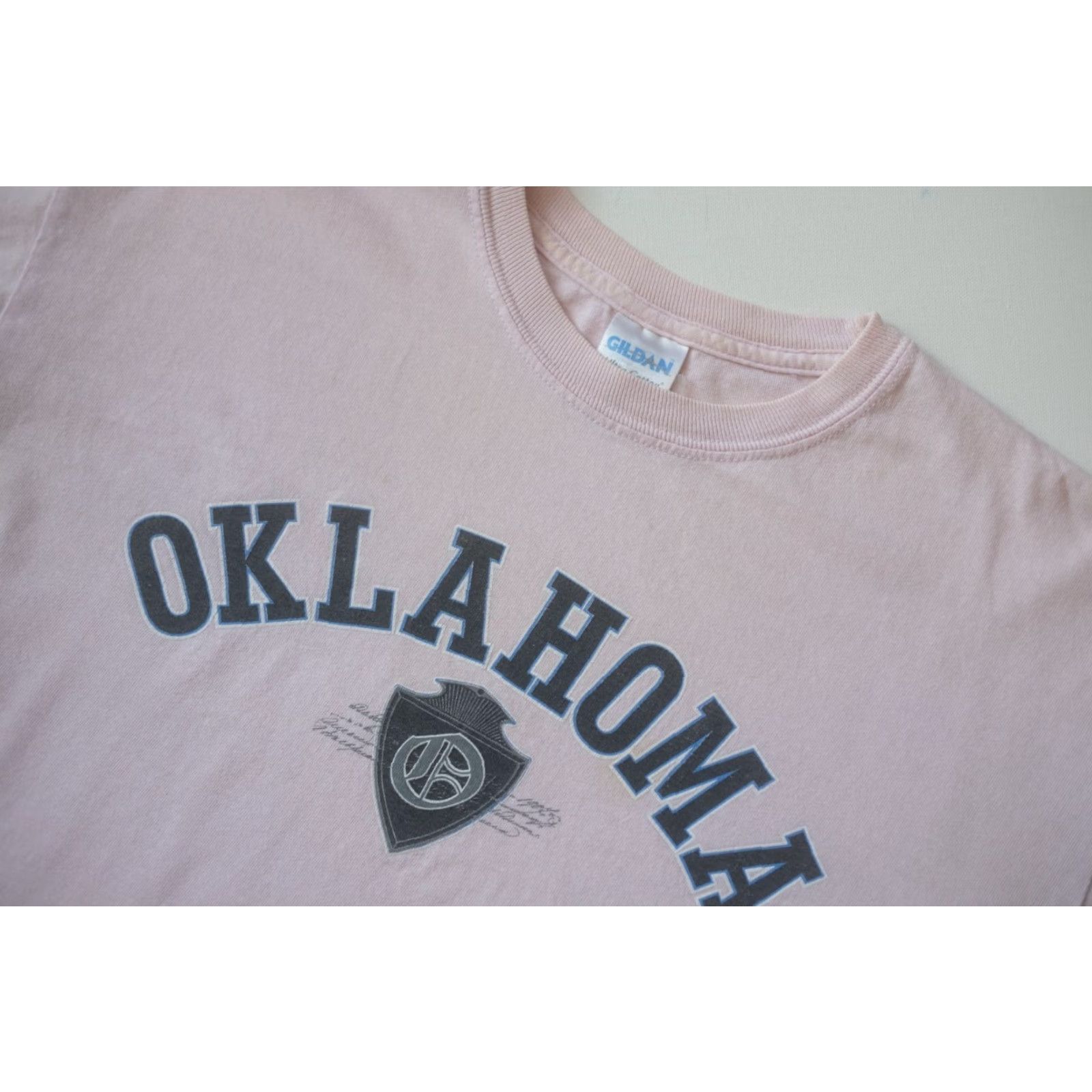 Gildan VINTAGE OKLAHOMA Y2K 90s RETRO MAP SEAL PINK GRAPHIC COTTON T SHIRT GILDAN SZ M Size US M / EU 48-50 / 2 - 5 Thumbnail