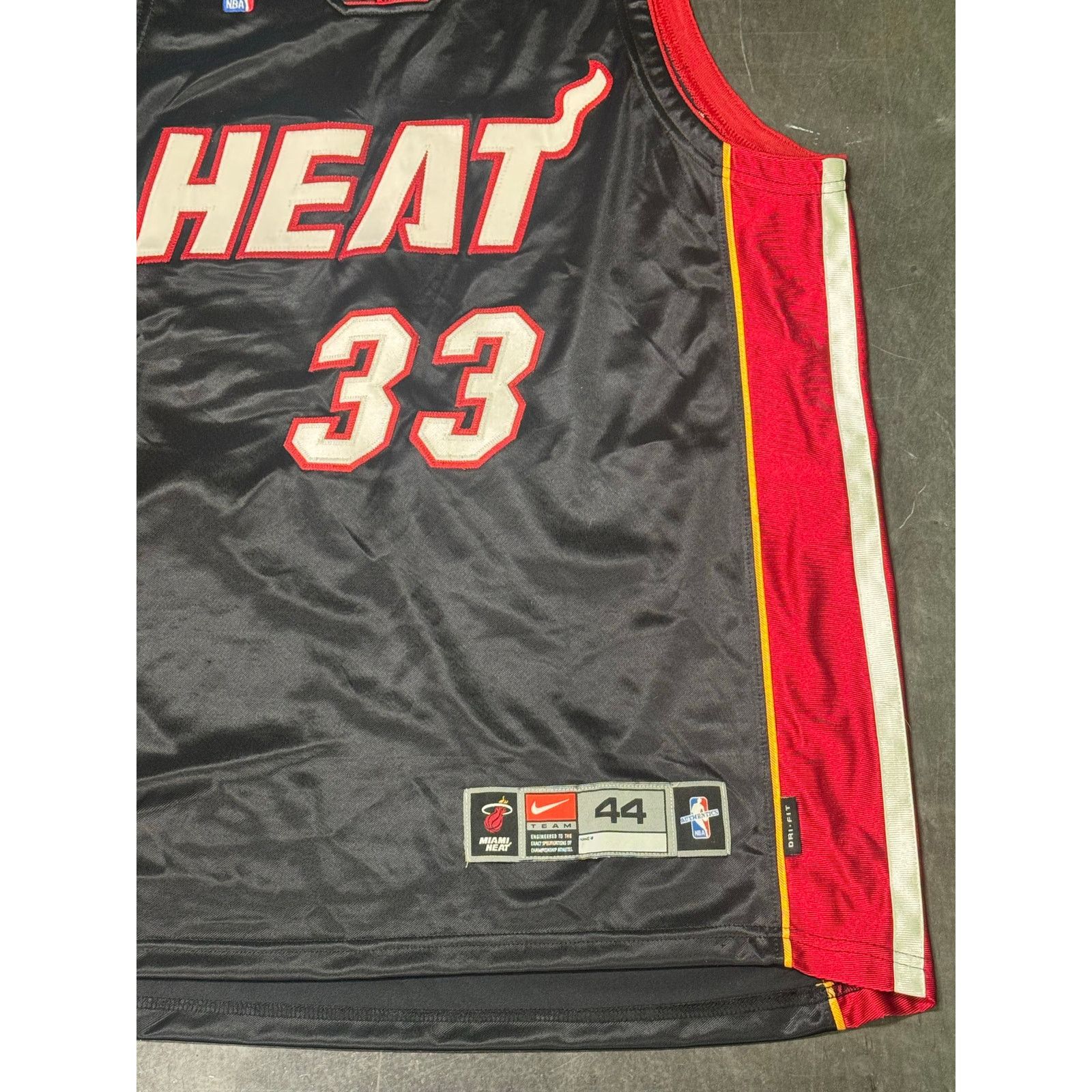 Nike Vintage Miami Heat #33 Alonzo Mourning Jersey Size US L / EU 52-54 / 3 - 4 Thumbnail