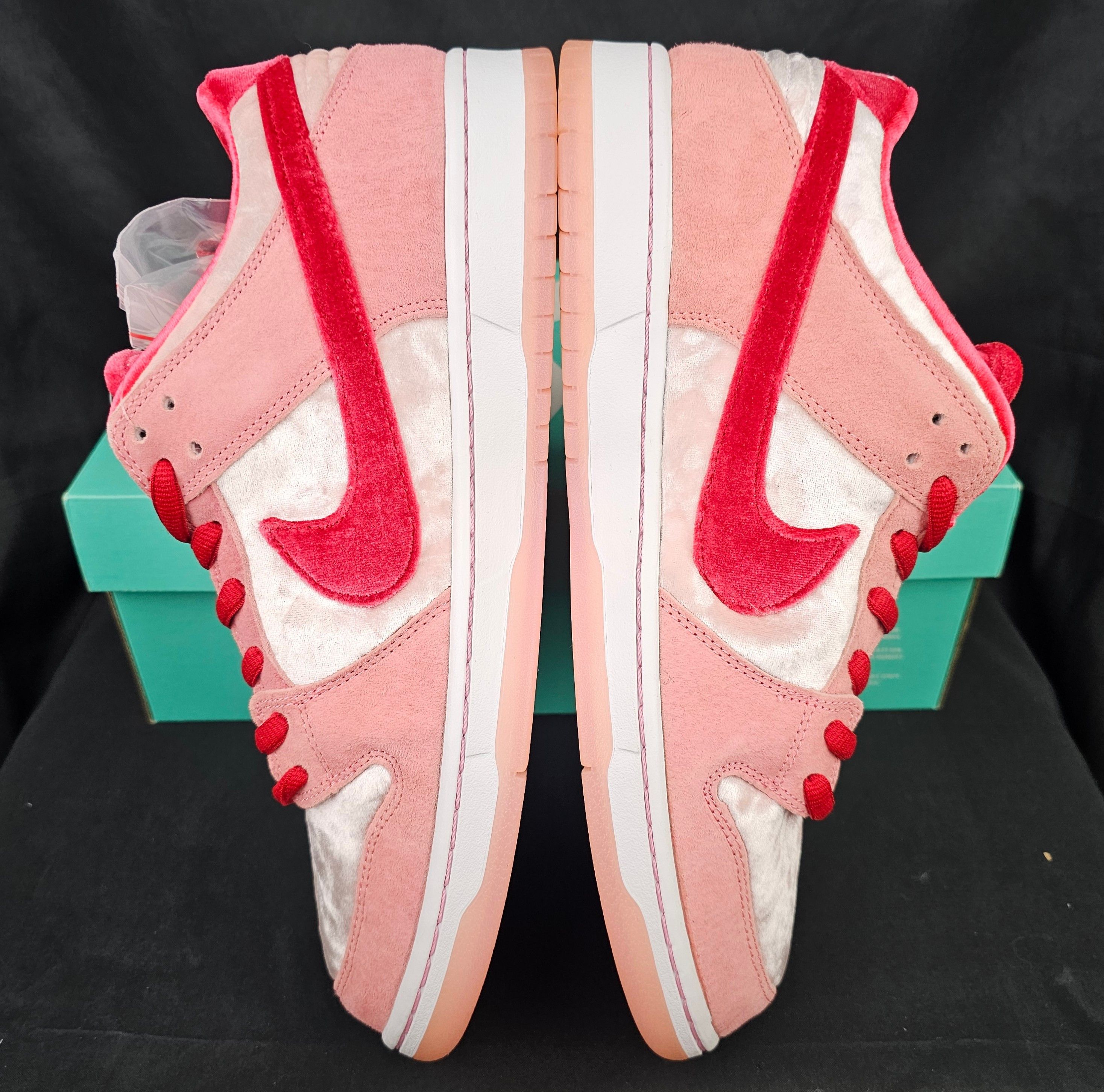 Nike × StrangeLove Skateboards Nike SB Dunk Low x StrangeLove Valentine's Day 2020 Men's Size US 13 / EU 46 - 5 Thumbnail