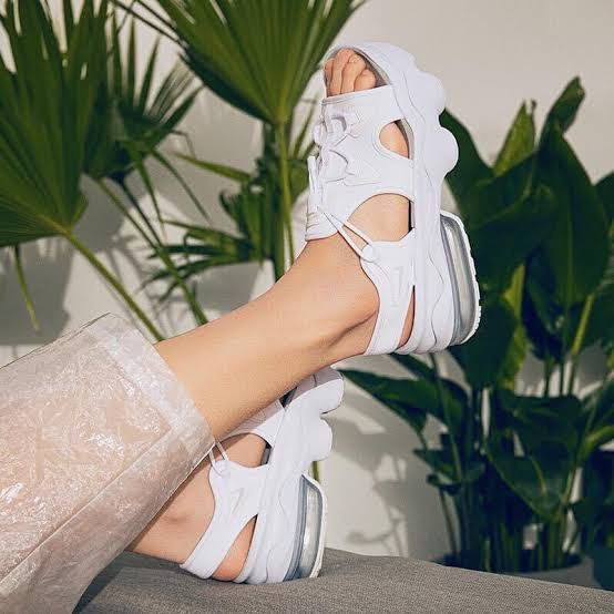 Nike Nike Air Max Koko Sandal Triple White Size US 5 / EU 37 - 23 Thumbnail
