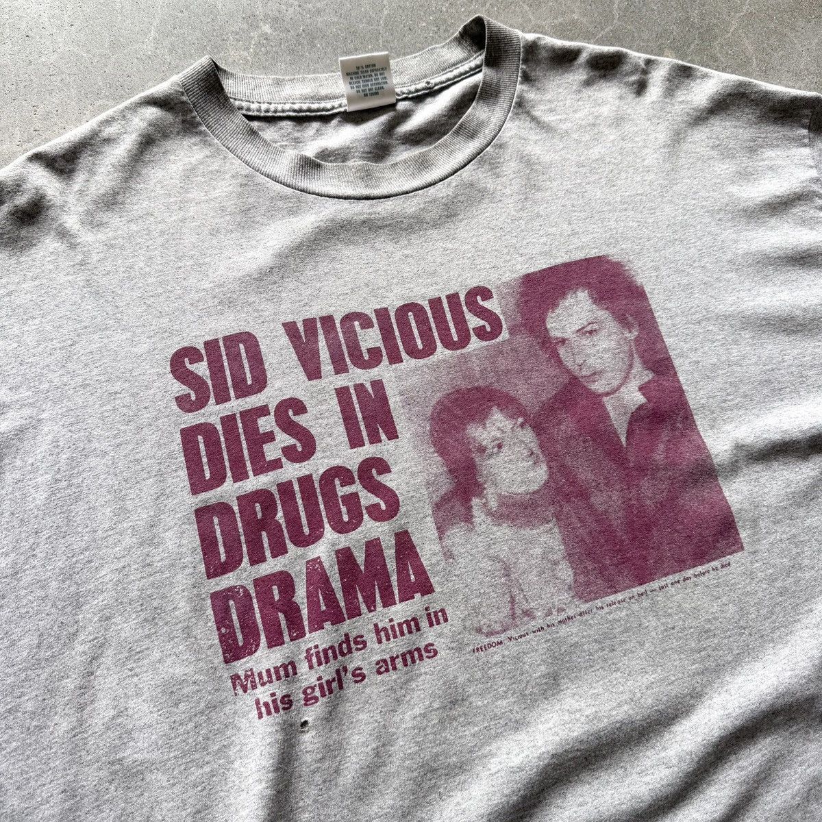 Band Tees Vintage Sid Vicious OVERDOSE Newspaper T Shirt Size US XL / EU 56 / 4 - 3 Thumbnail