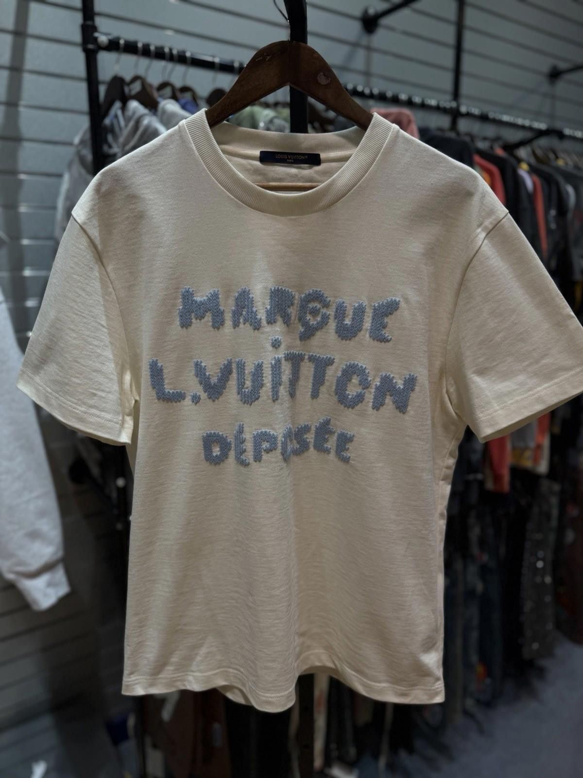 Louis Vuitton Men’s White Louis Vuitton Shirt Size Large Embroidery $1200 Size US L / EU 52-54 / 3 - 3 Thumbnail