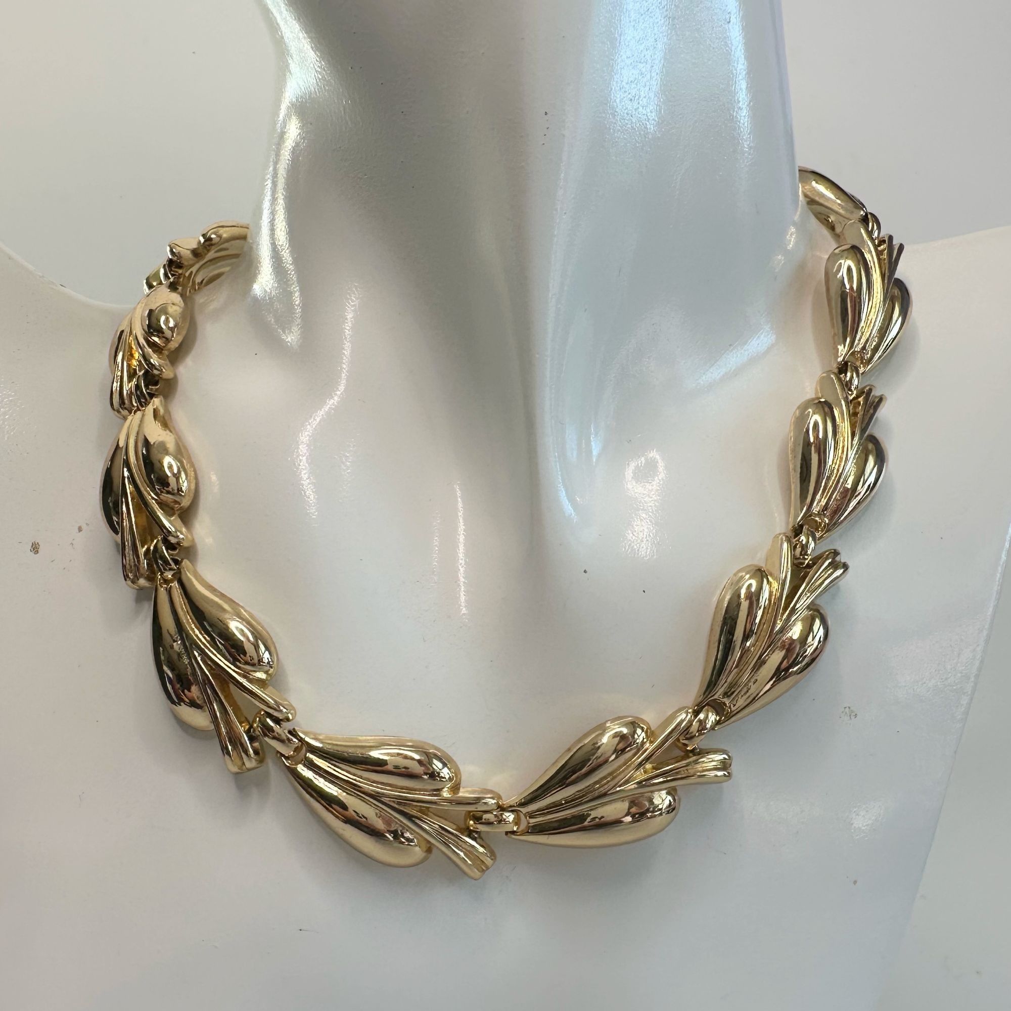Other Women's Beautiful Trifari Gold Tone Leaf Design Necklace Size ONE SIZE - 2 Thumbnail