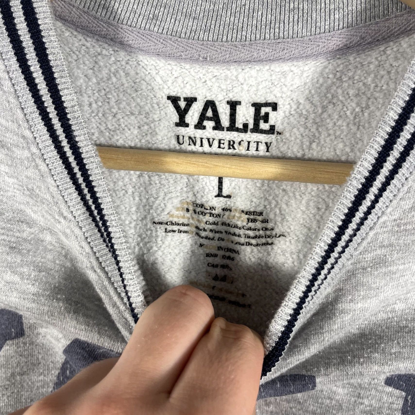 Vintage VINTAGE Yale University Crewneck Sweatshirt Adult Large Gray Bulldogs Ivy League Preppy Size US L / EU 52-54 / 3 - 4 Thumbnail