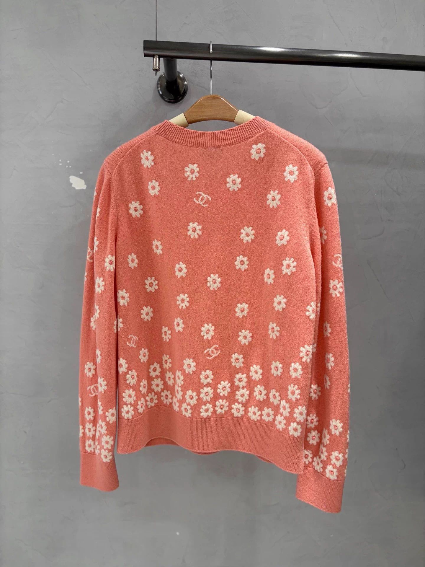 Chanel Chanel tangerine pink floral cashmere knit deadstock 42 Size M / US 6-8 / IT 42-44 - 5 Thumbnail