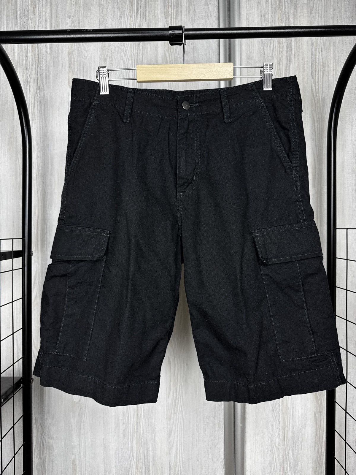 Carhartt Wip Carhartt WIP black regular cargo shorts Size US 32 / EU 48 - 2 Thumbnail