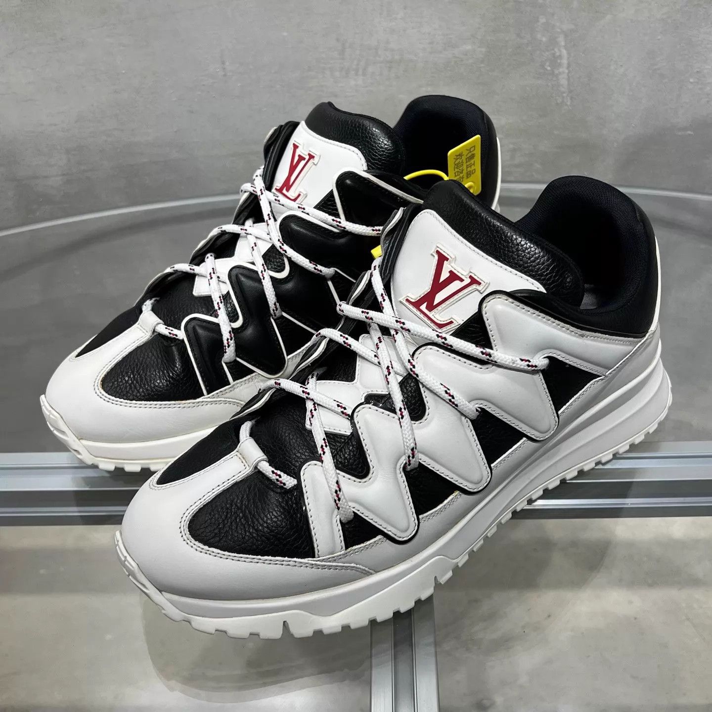 Louis Vuitton LV Black White Sneakers UK9 43 Size US 10 / EU 43 - 2 Thumbnail