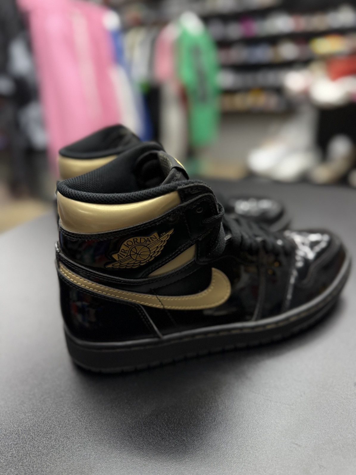 Jordan Brand × Nike Jordan 1 High Black Metallic Size 9.5 (2020) Size US 9.5 / EU 42-43 - 2 Thumbnail