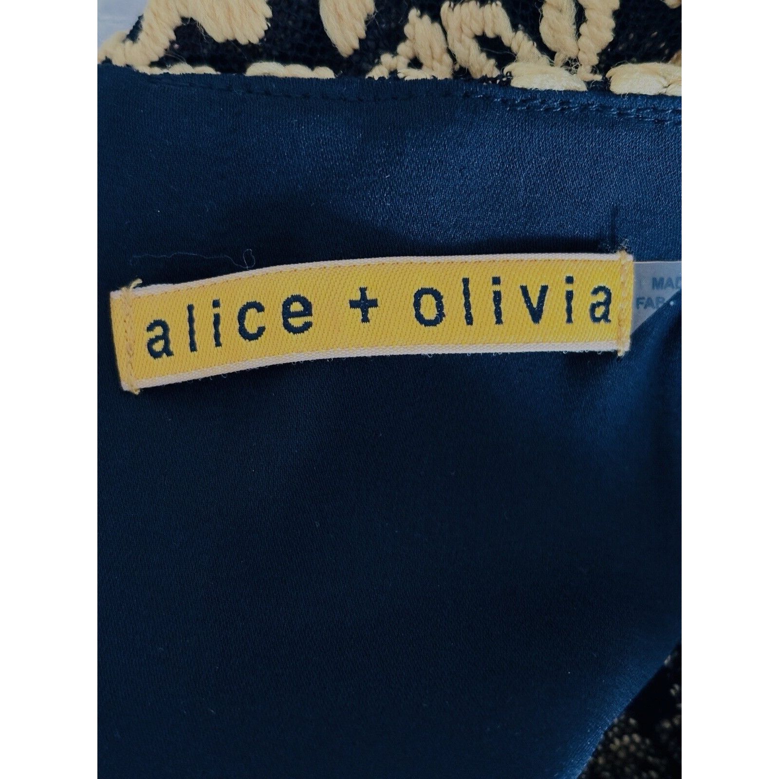 Alice + Olivia Alice + Olivia Bodycon Dress Sz. 4 Stretch Lace KeyholeBack Size S / US 4 / IT 40 - 4 Thumbnail