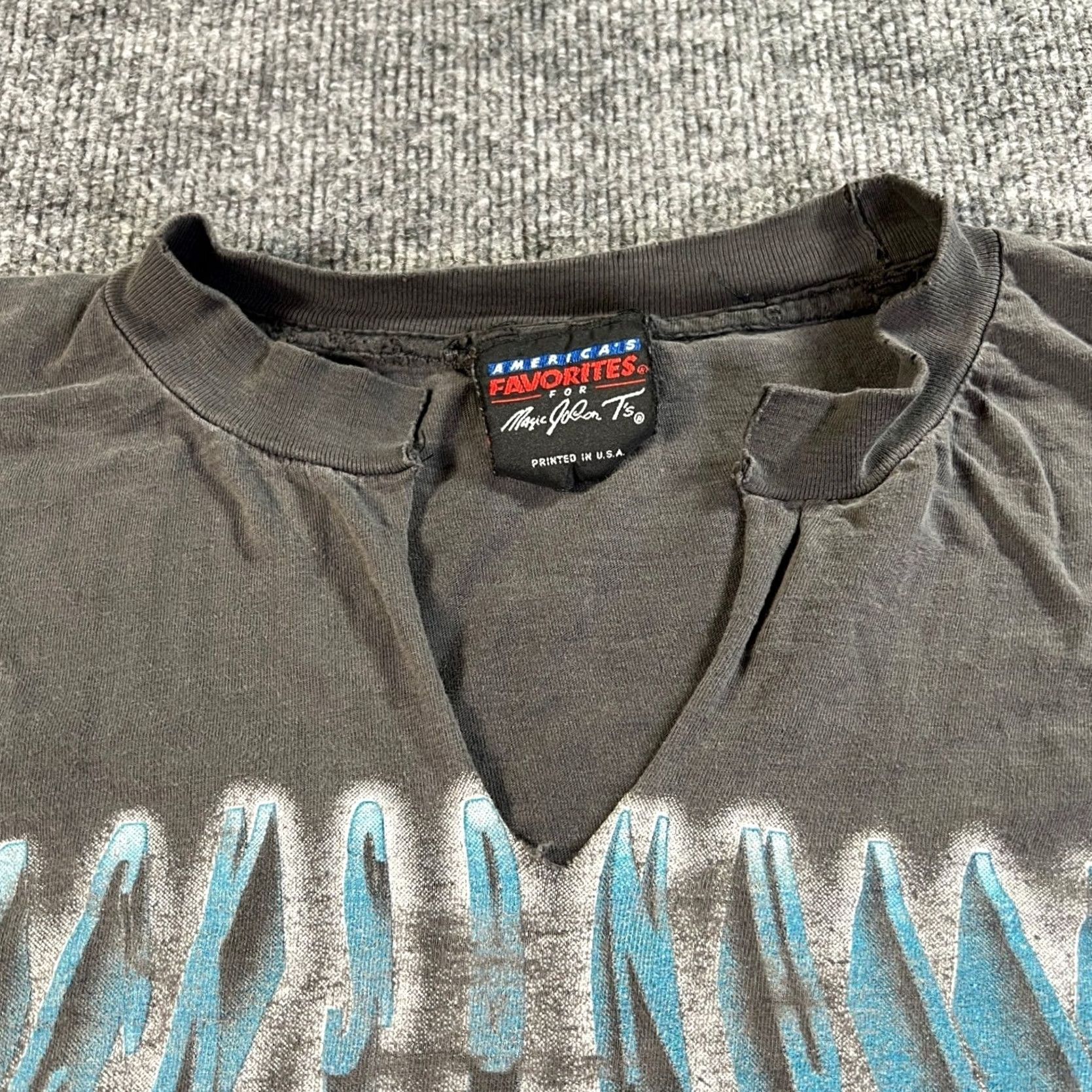 NFL VINTAGE Magic Johnson Jaguars T Shirt Mens L Black 1993 NFL Distressed Graphic Tee Grunge Sportswear Football 90s Mens Size US L / EU 52-54 / 3 - 4 Thumbnail