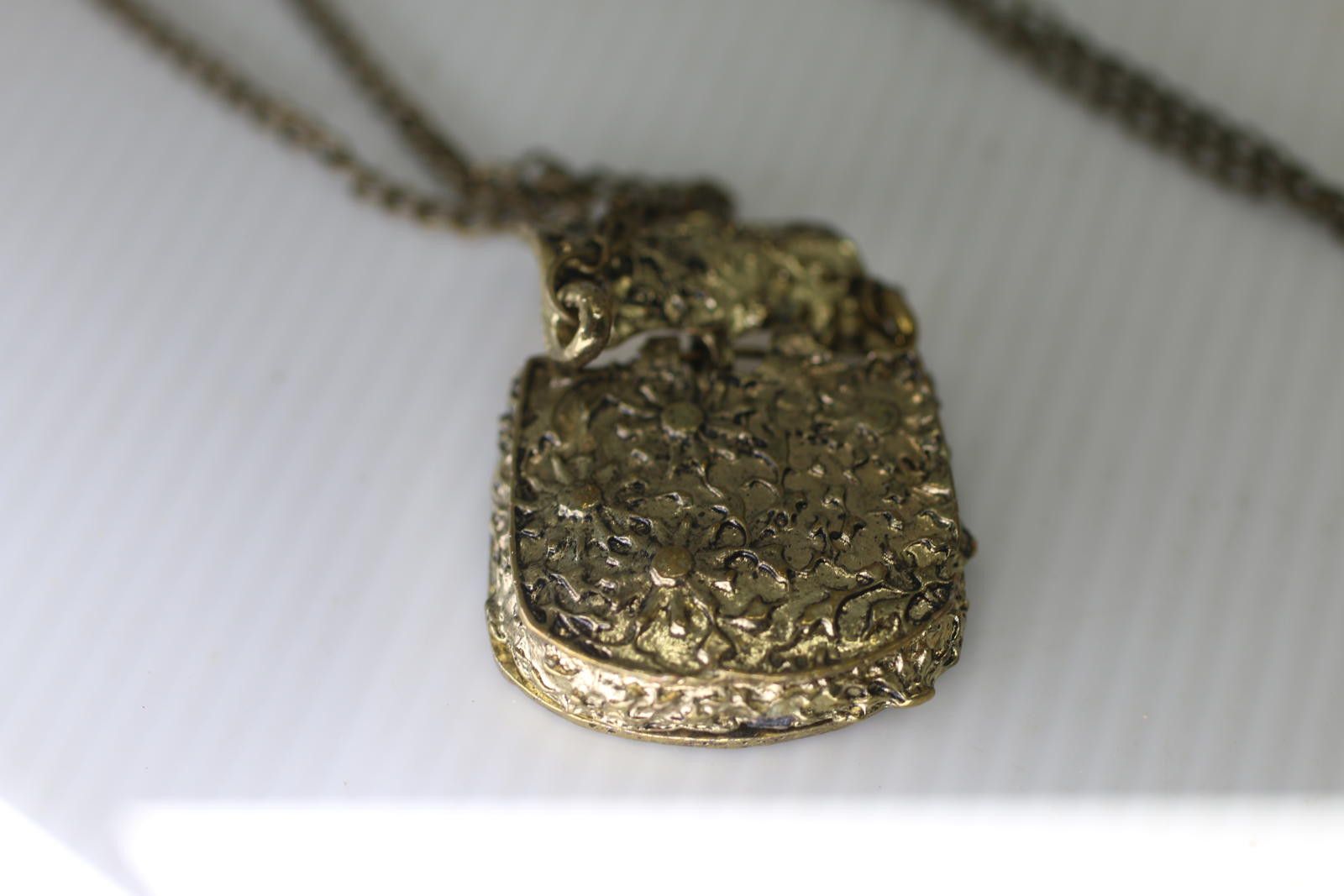 Unknown London Vintage Gold Tone Mini Purse Locket Pendant Necklace Floral Size ONE SIZE - 5 Thumbnail