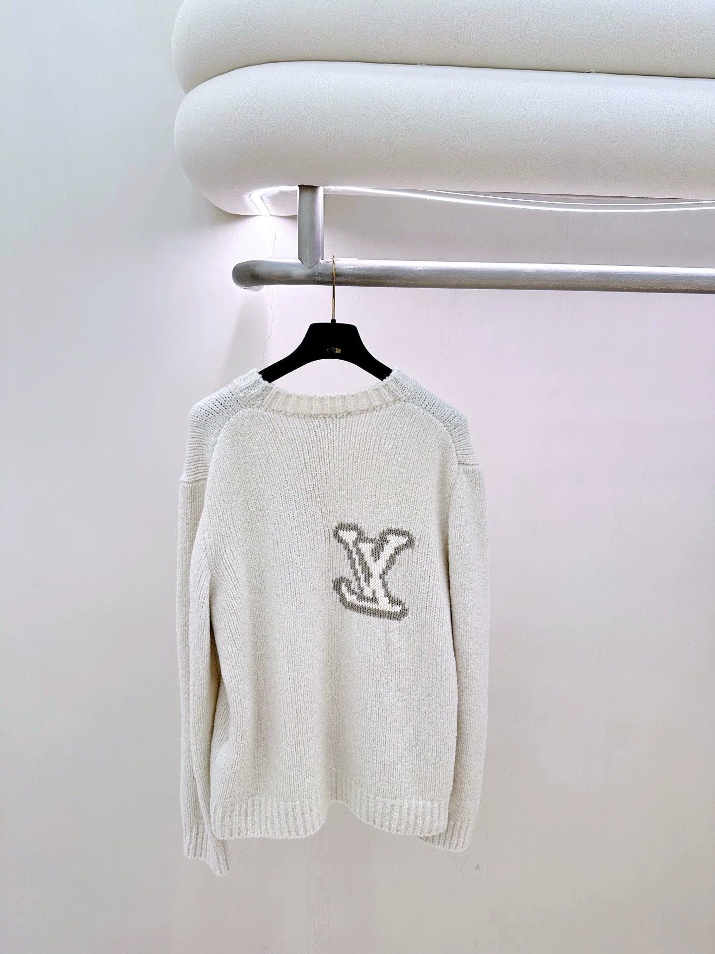 Louis Vuitton LV 26S white big logo wool sweater EUR 36 Size XS / US 0-2 / IT 36-38 - 2 Thumbnail