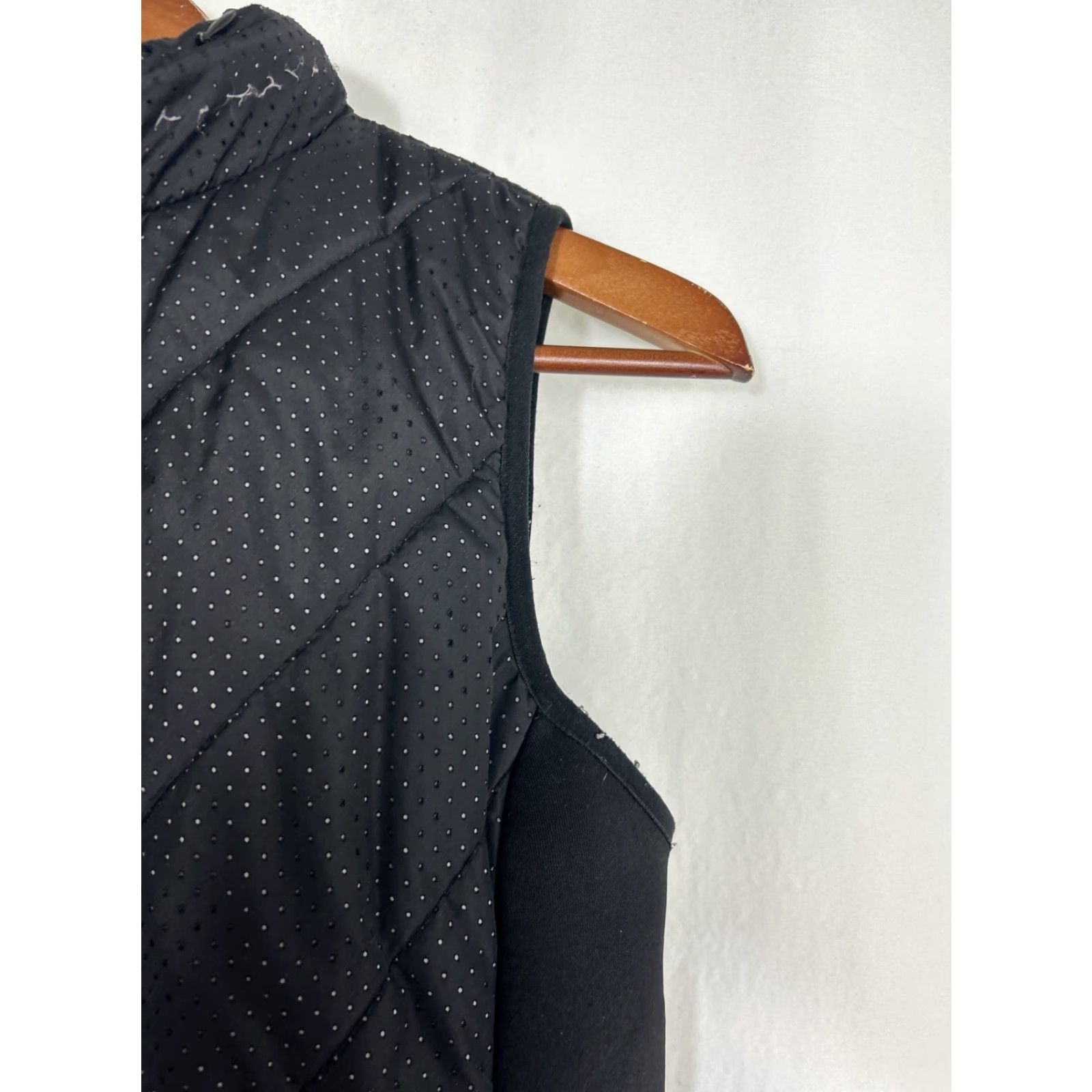 Fabletics Fabletics Vest Womens XS Black Sleeveless Zip Quilted Hood Puffer Packaway Mock Neck Casual Lightweight Size XS / US 0-2 / IT 36-38 - 4 Thumbnail