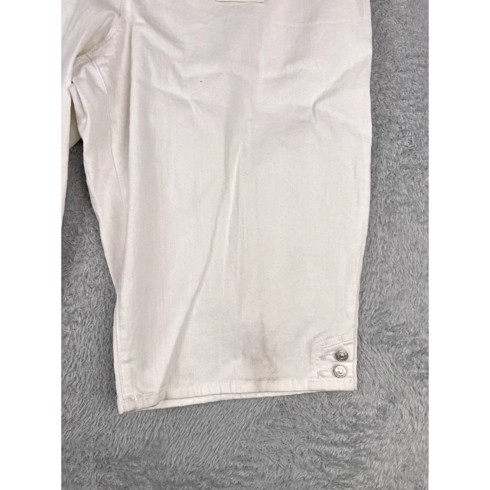 Gloria Vanderbilt Gloria Vanderbilt Shorts Womens 20W White Kaia Skimmer Button Fly Cotton 44x16 Shirt Womens 20W White Skimmer Denim Casual Beach 90s? Size 42" / US 20 - 6 Thumbnail