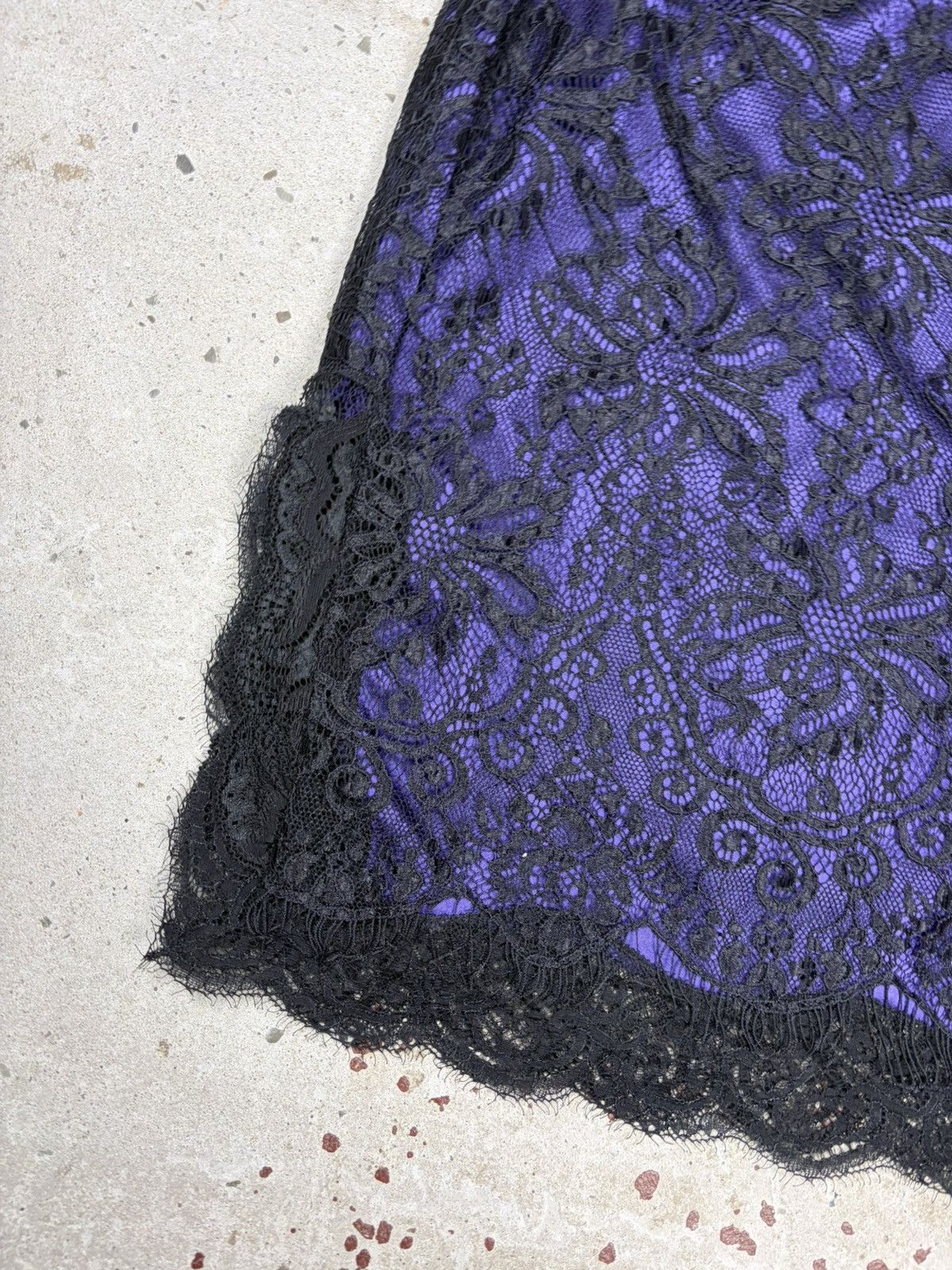 Dolce & Gabbana Vintage 2000s Dolce & Gabbana Lace Purple Skirt Velvet Trims Size 28" / US 6 / IT 42 - 11 Thumbnail