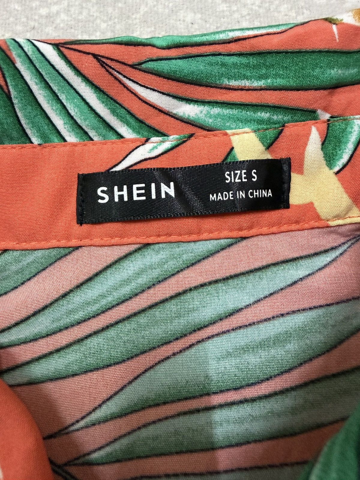 Shein SHEIN button up shirt with a tropical leaf and flower patern Size US S / EU 44-46 / 1 - 6 Thumbnail