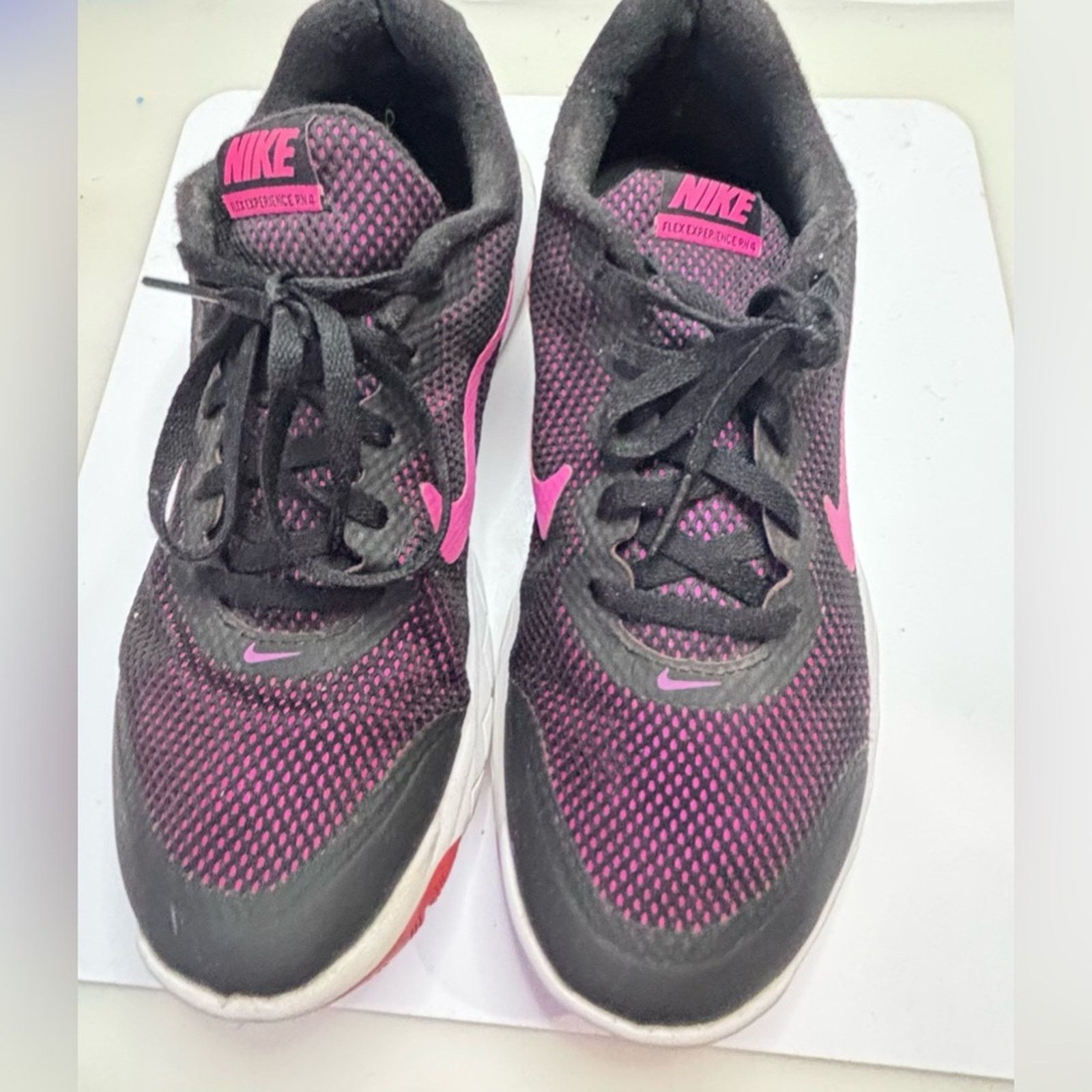 Nike NIKE Women’s Flex Experience Run 4 Sneakers Black/Pink Sz 8 Size US 8 / IT 38 - 7 Thumbnail