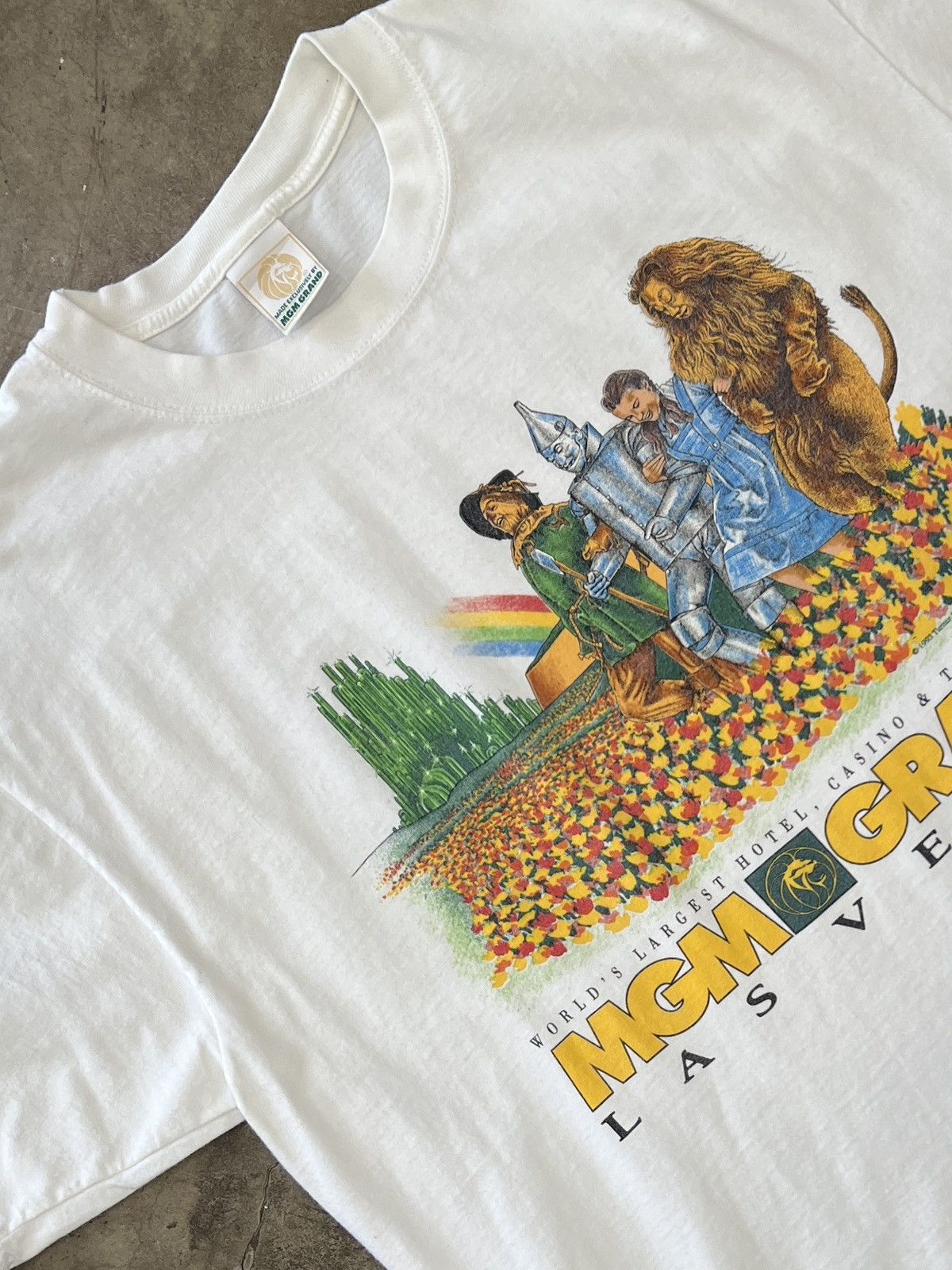 Vintage Vintage 1993 MGM Grand Casino Vegas Wizard of Oz Tee Large Size US L / EU 52-54 / 3 - 1 Thumbnail