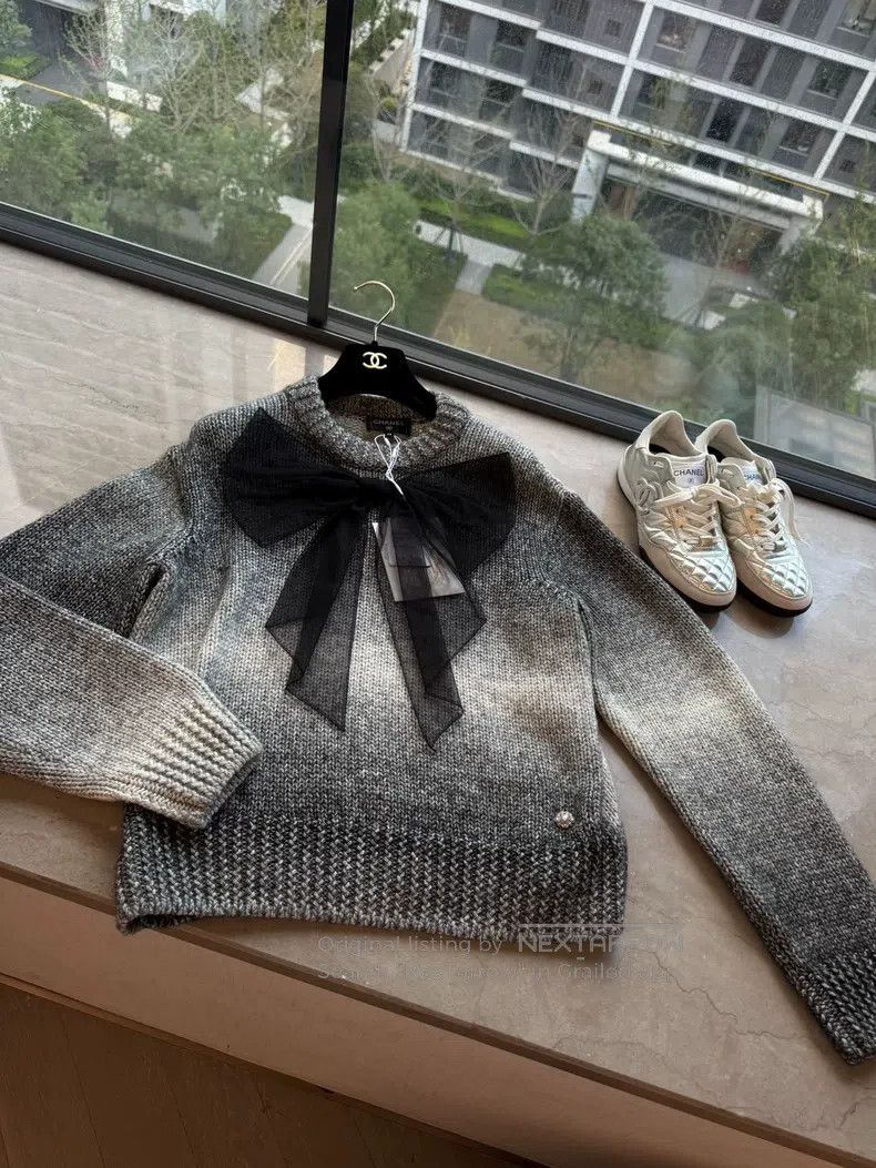 Chanel Chanel 24k bow brooch sweater Size XS / US 0-2 / IT 36-38 - 1 Thumbnail