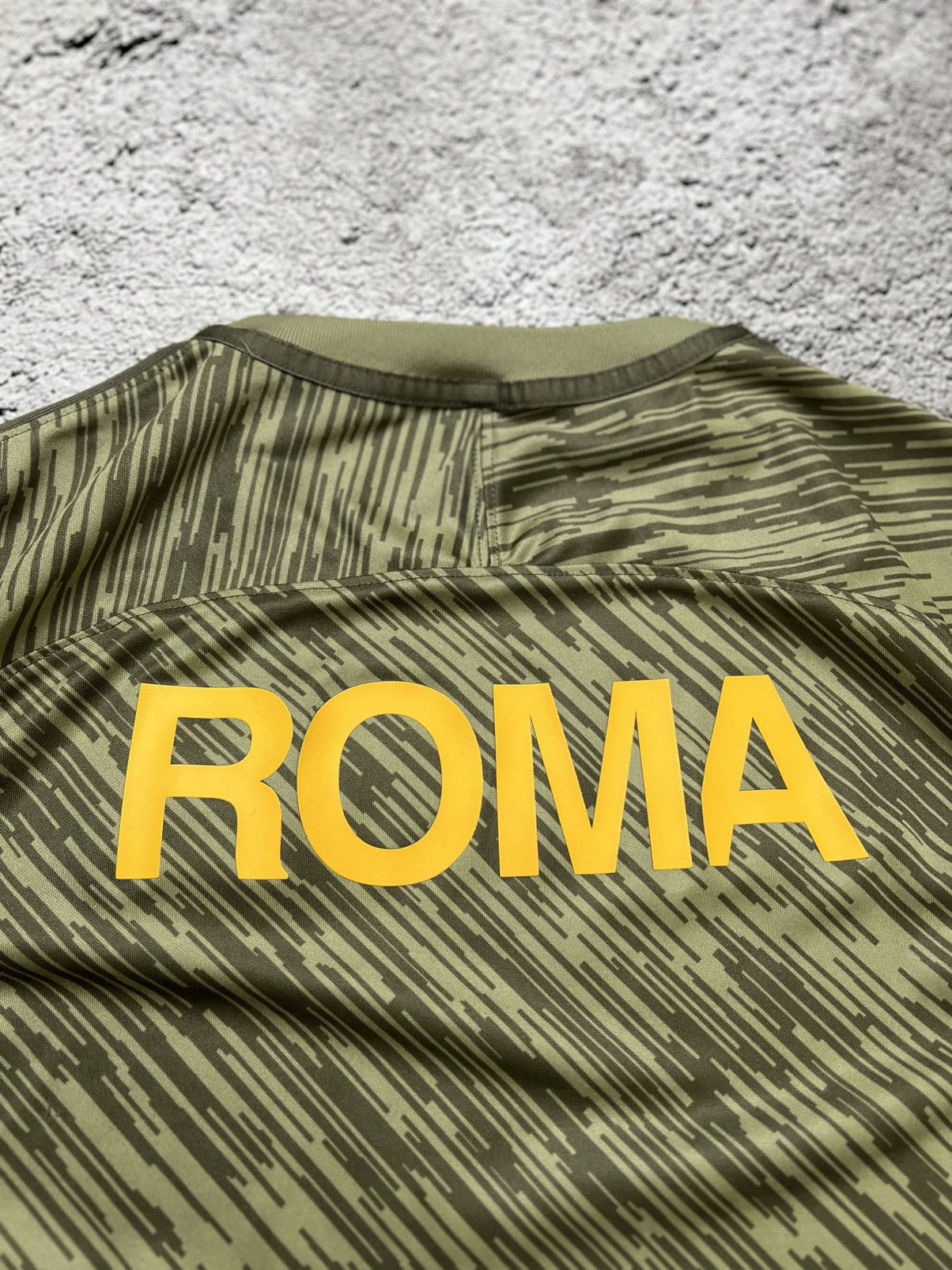 Nike Pre match nike AS Roma khaki camo design jersey Size US M / EU 48-50 / 2 - 6 Thumbnail