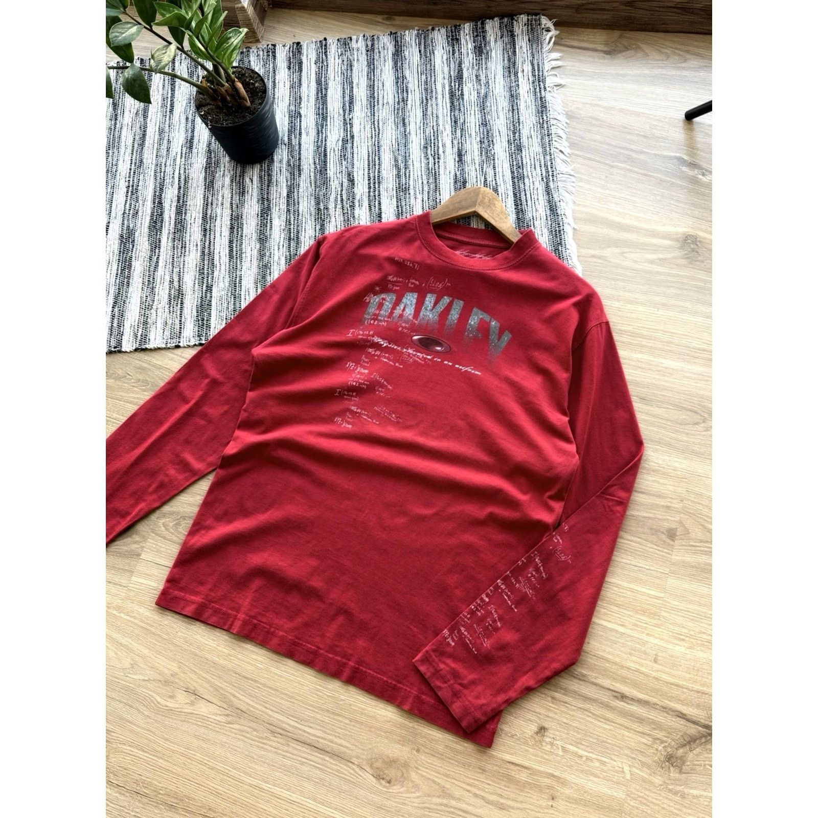 Oakley VINTAGE Oakley Long Sleeve Red Streetwear Style M Men T-Shirt Retro 90s Oakley Long Sleeve Streetwear Red Mens Size M Size US M / EU 48-50 / 2 - 3 Thumbnail