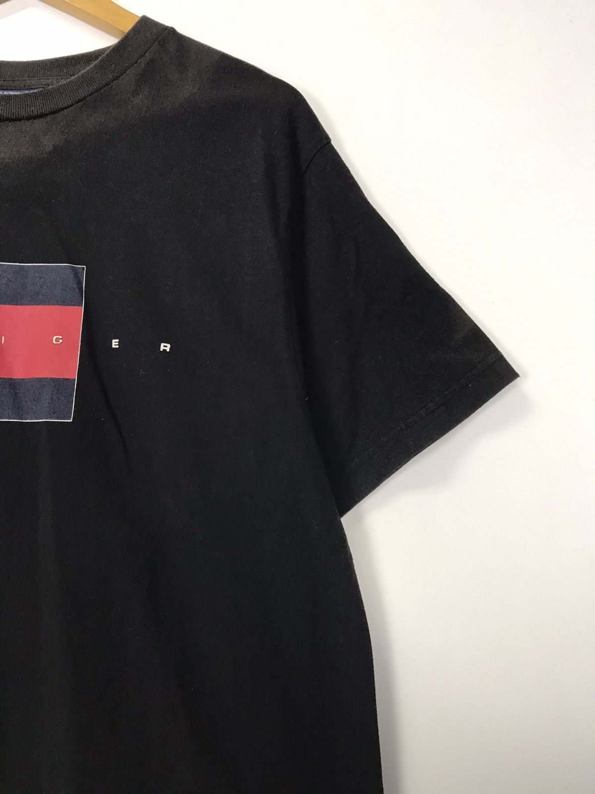 Tommy Hilfiger × Vintage Vintage Tommy Hilfiger big logo tee Size US L / EU 52-54 / 3 - 6 Thumbnail