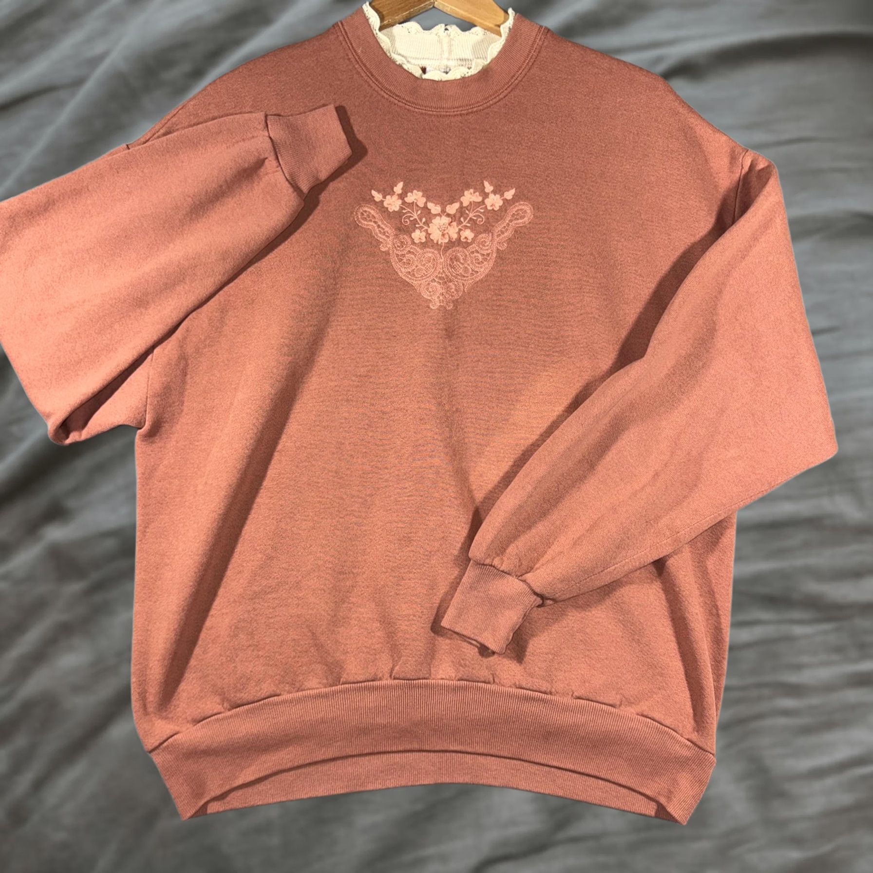 Jerzees VINTAGE Jerzees Sweatshirt Women’s Embroidered Floral Lace Crew Neck XL Pink All Seasons 90s Mock Neck Pullover"} Size XL / US 12-14 / IT 48-50 - 1 Thumbnail