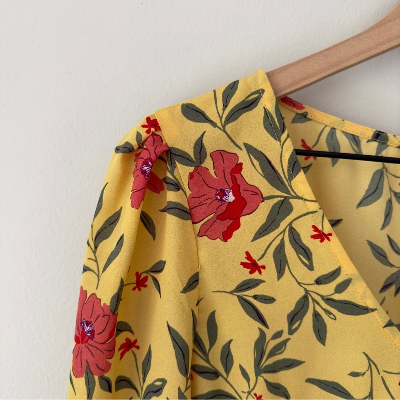 Other Lulus Floral Long Sleeve Peplum Top Ruched V-Neck Button EUC Size M / US 6-8 / IT 42-44 - 5 Thumbnail