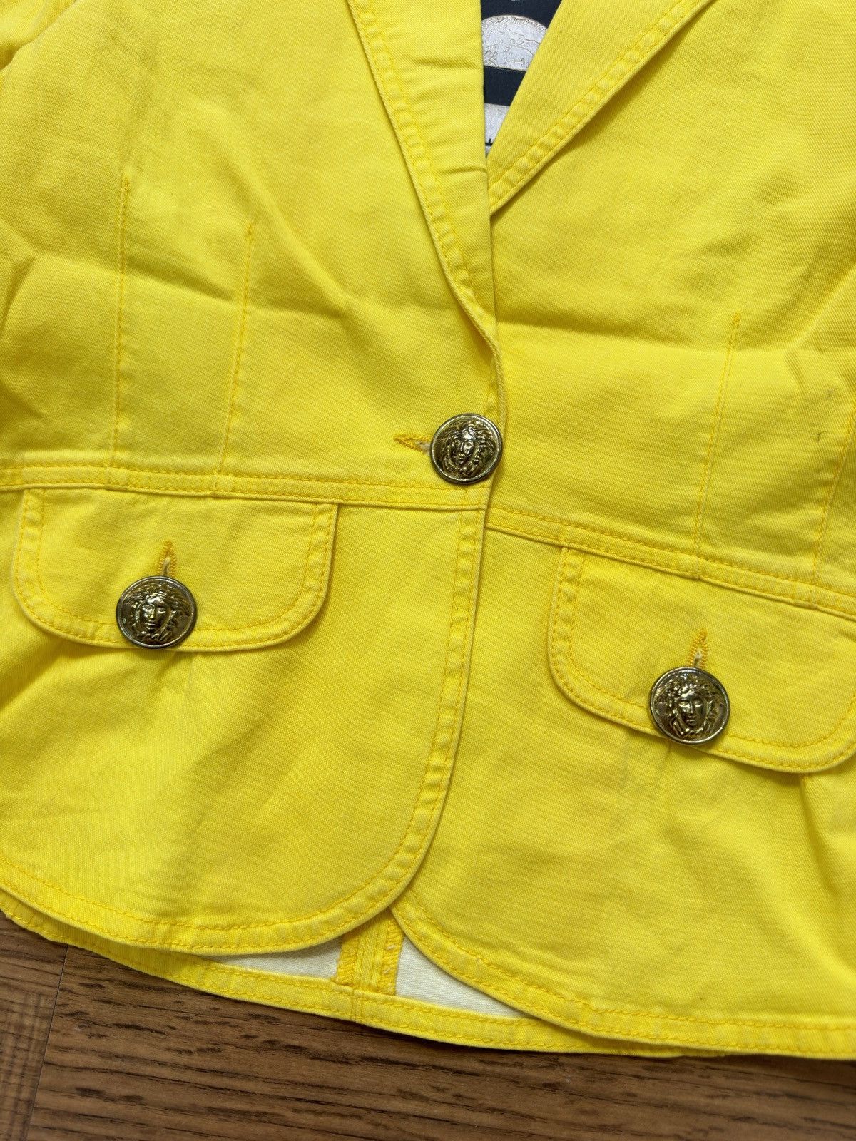 Versace VINTAGE VERSACE YELLOW JACKET Size L / US 10 / IT 46 - 4 Thumbnail