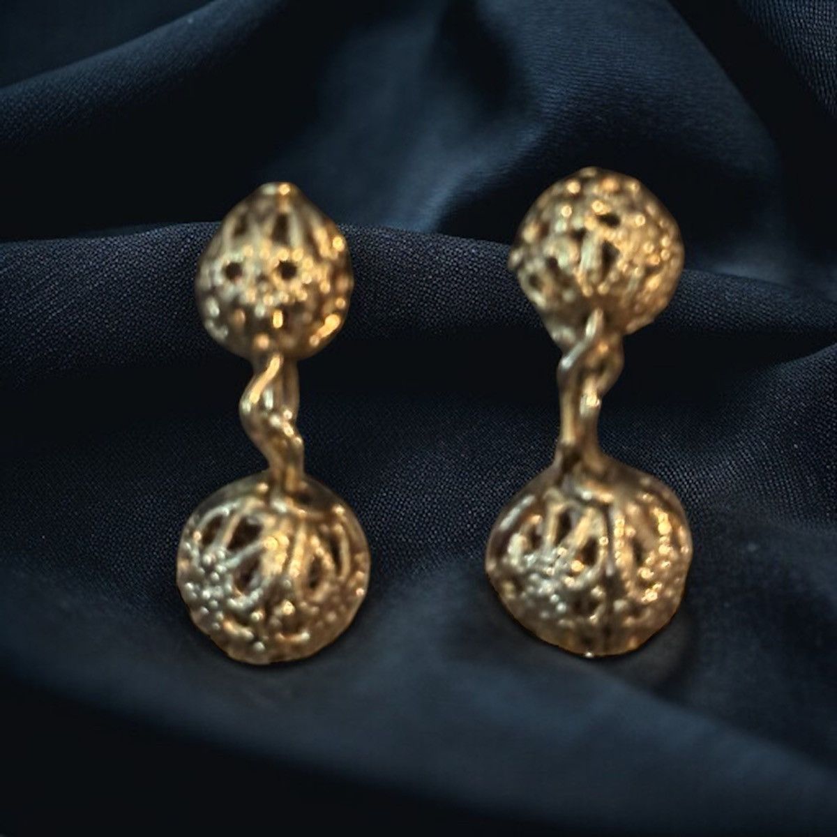 Vintage Vintage gold tone clip on filigree balls dangle earrings Size ONE SIZE - 2 Thumbnail