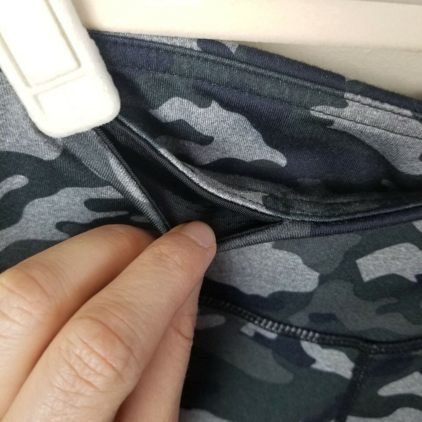 Fabletics Fabletics Womens Camo Cropped Leggings Size S Camouflage Size 26" / US 2 / IT 38 - 6 Thumbnail