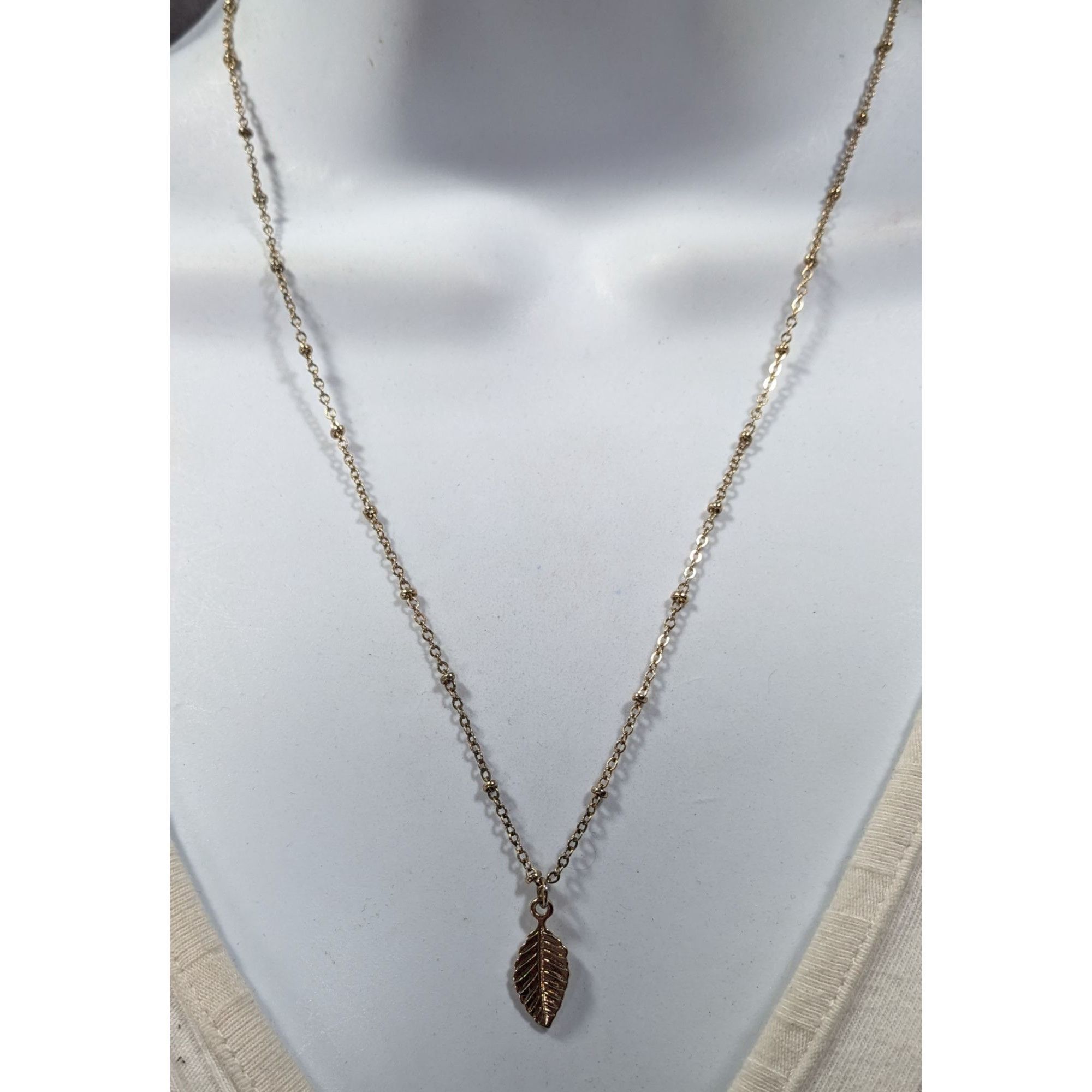 Other Minimalist Leaf Shaped Gold Tone Pendant Necklace Size ONE SIZE - 3 Thumbnail