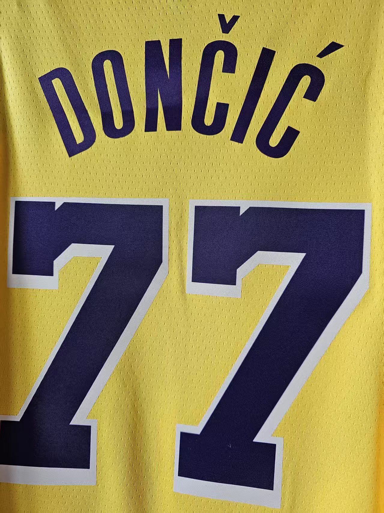 NBA Los Angeles Lakers 77 Luka Dončić Jersey Size US S / EU 44-46 / 1 - 4 Thumbnail