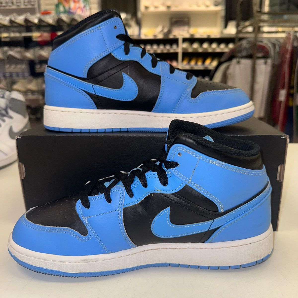 Jordan Brand × Nike Size 7Y (8.5W) - Nike Air Jordan 1 Retro Mid GS “UNC” Size US 8.5 / IT 38.5 - 2 Thumbnail