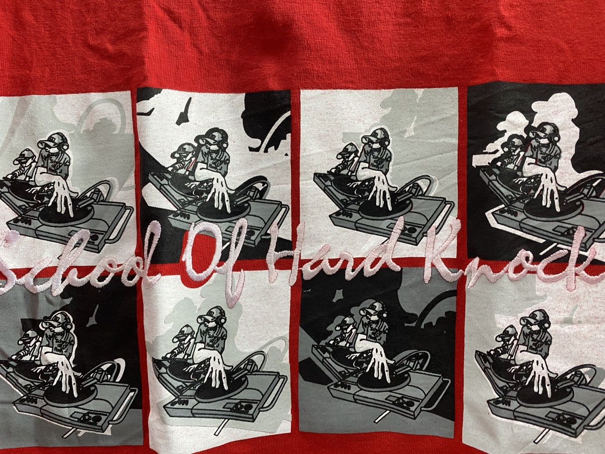 Vintage SCHOOL OF HARD KNOCK TSHIRT Size US L / EU 52-54 / 3 - 4 Thumbnail