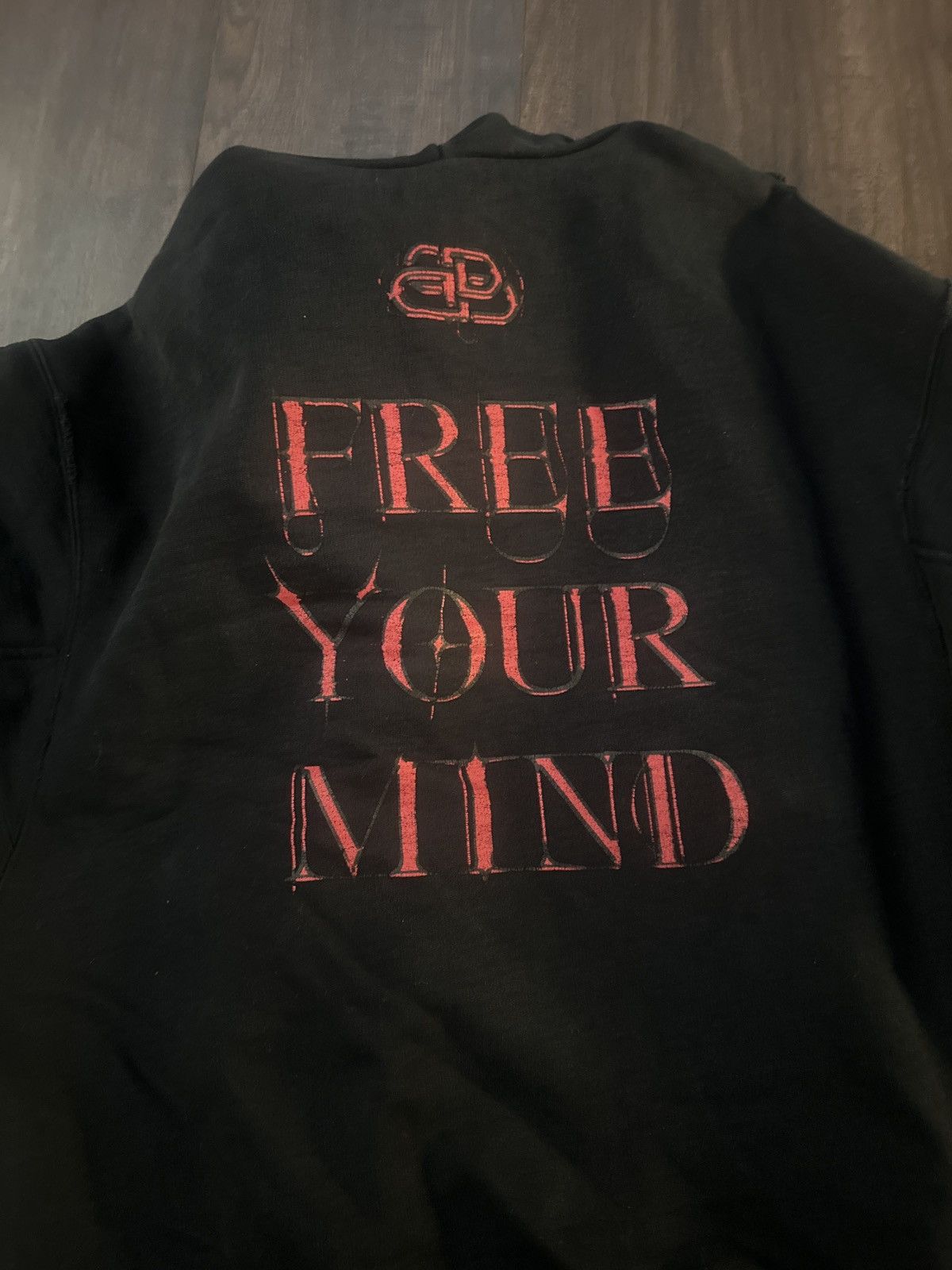 Balenciaga BALENCIAGA FREE YOUR MIND HOODIE Size US XXS / EU 40 - 3 Thumbnail