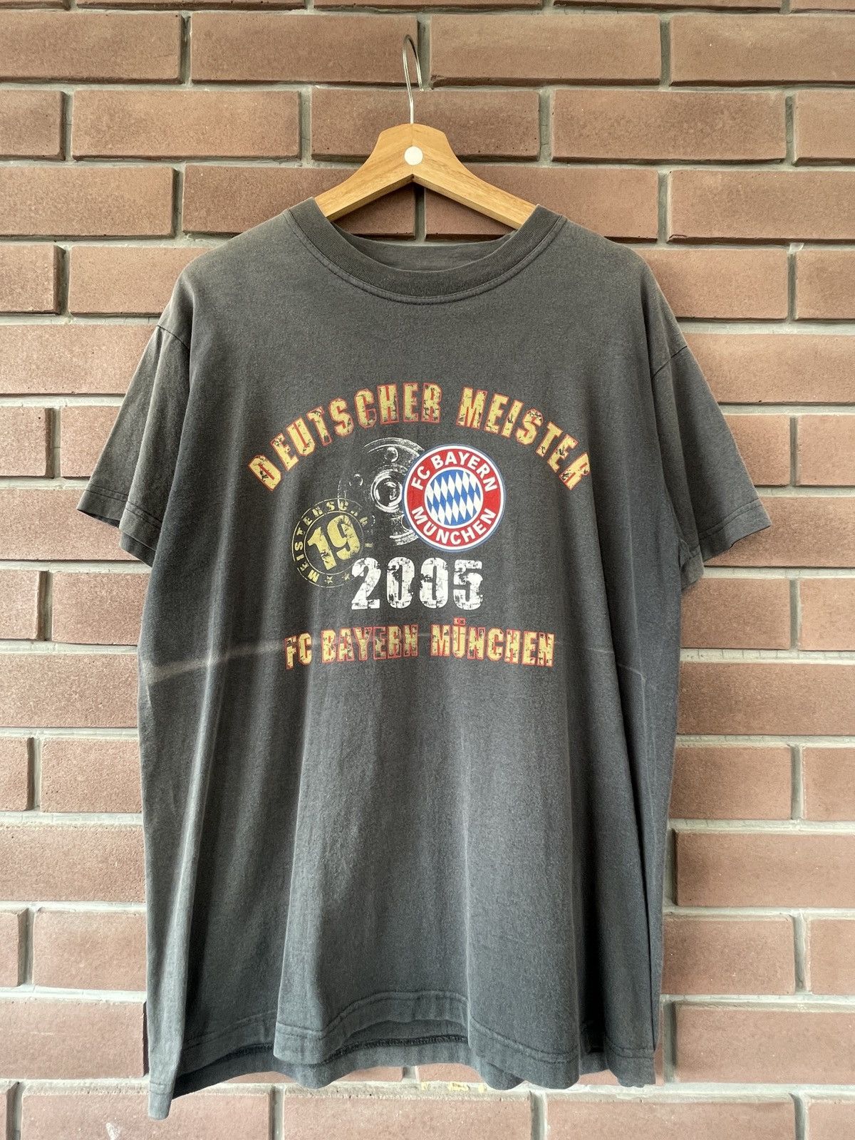 Vintage Vintage FC Bayern Munich 2005 Deutscher Meister T-shirt Size US S / EU 44-46 / 1 - 1 Thumbnail
