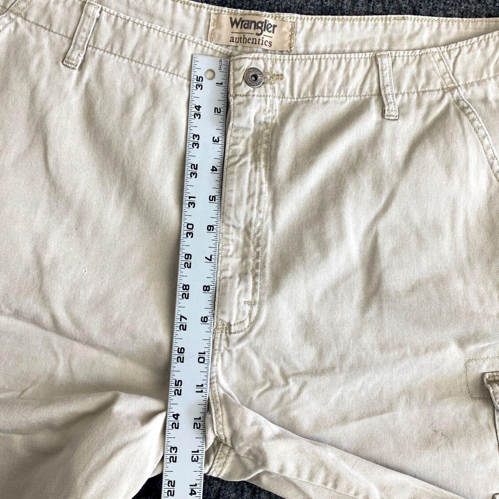 Wrangler VINTAGE Wrangler Authentics Cargo Shorts Mens 42 Beige Khaki Cargo Pocket 10in Inseam Regular Relaxed Cotton Button Front Western USA - Size US 42 / EU 58 - 7 Thumbnail