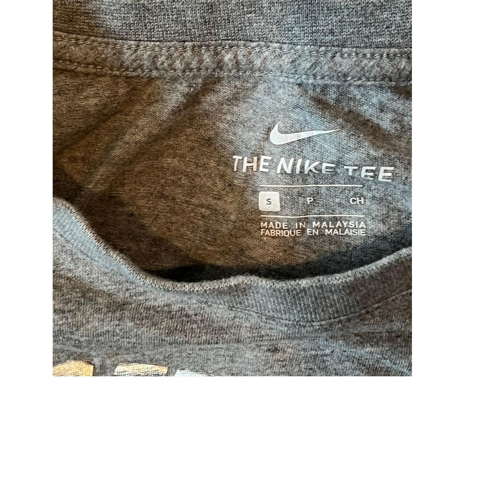 Nike The Nike Tee Gray Silver Swoosh T-Shirt Mens S Size US S / EU 44-46 / 1 - 3 Thumbnail