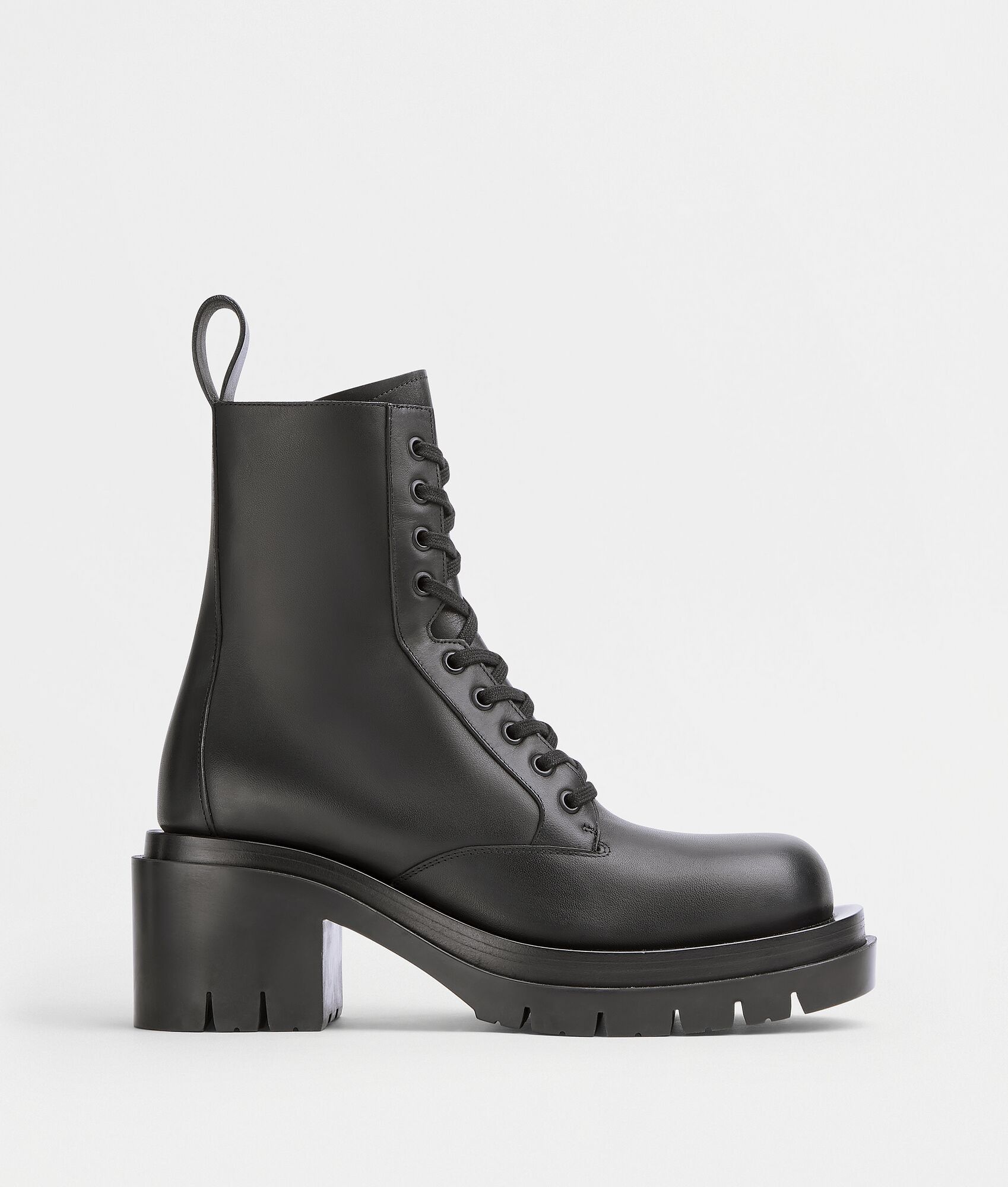 o1s1rm1025 Lug Ankle Boots in Black