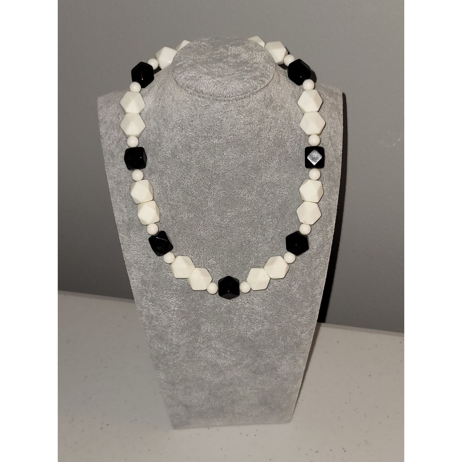 Vintage VTG c1980 Chunky Faceted Bead Black & White 18" Necklace Size ONE SIZE - 1 Thumbnail